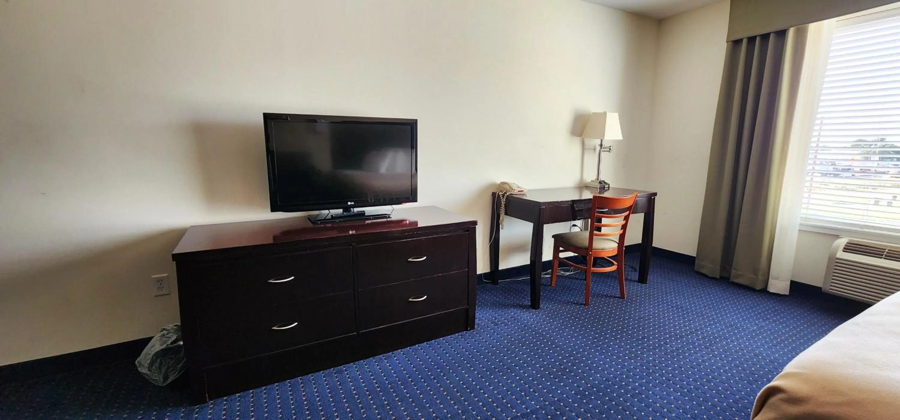 TV and multimedia, Bed in FairBridge Inn & Suites Canadian