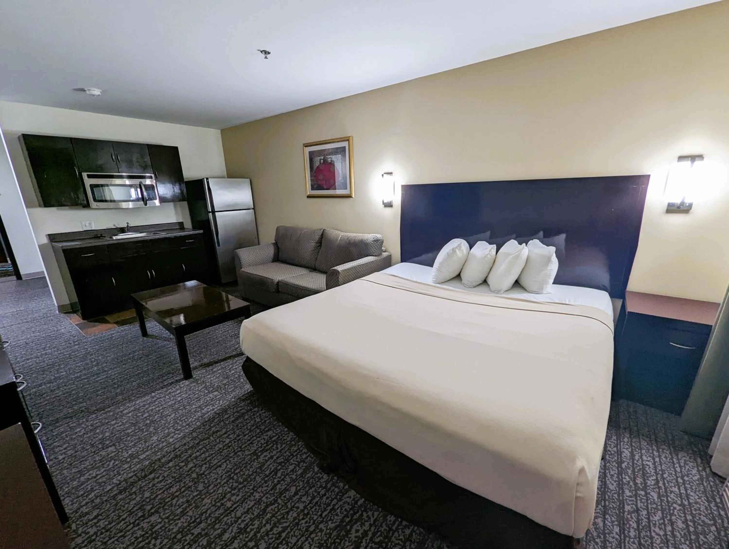 Bed in FairBridge Inn & Suites Canadian