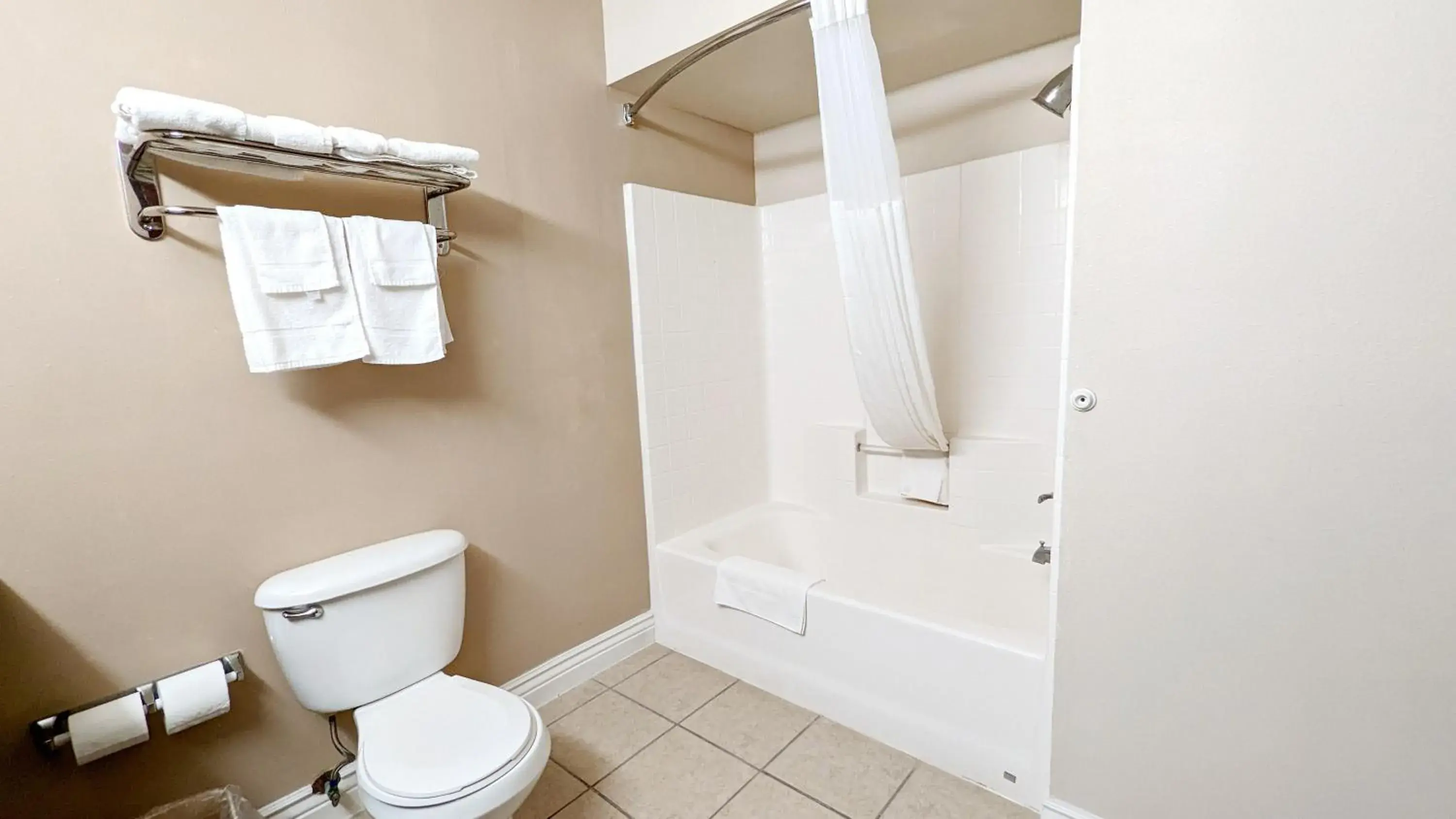 King Suite - Non-Smoking in Days Inn by Wyndham Canadian King Suite - Non-Smoking in Days Inn by Wyndham Canadian