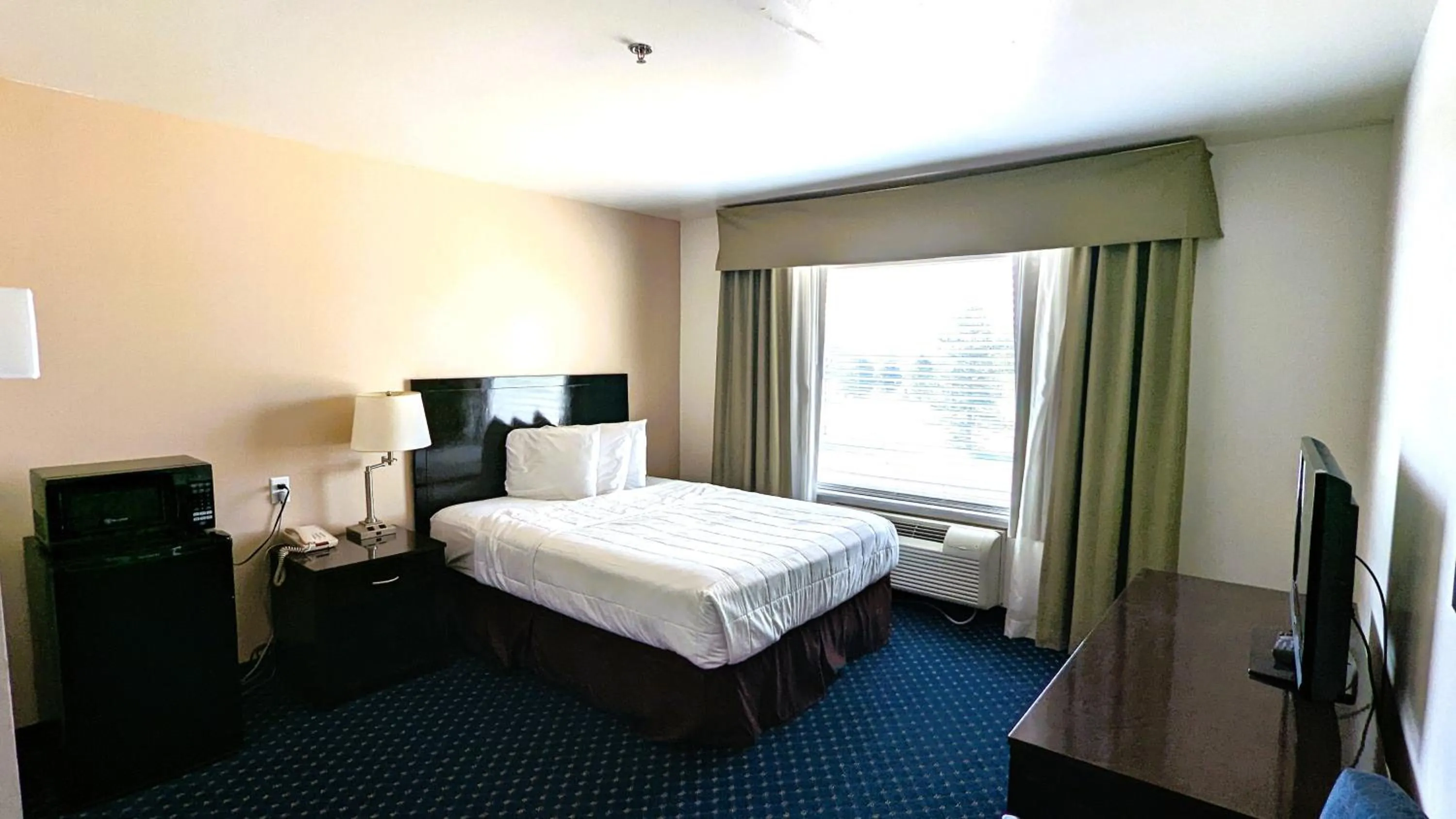 Bed in FairBridge Inn & Suites Canadian