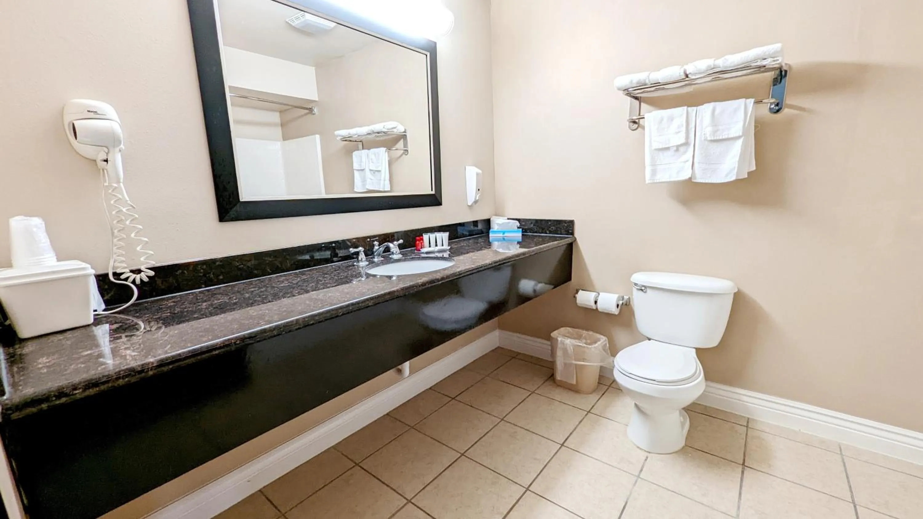 Shower in FairBridge Inn & Suites Canadian