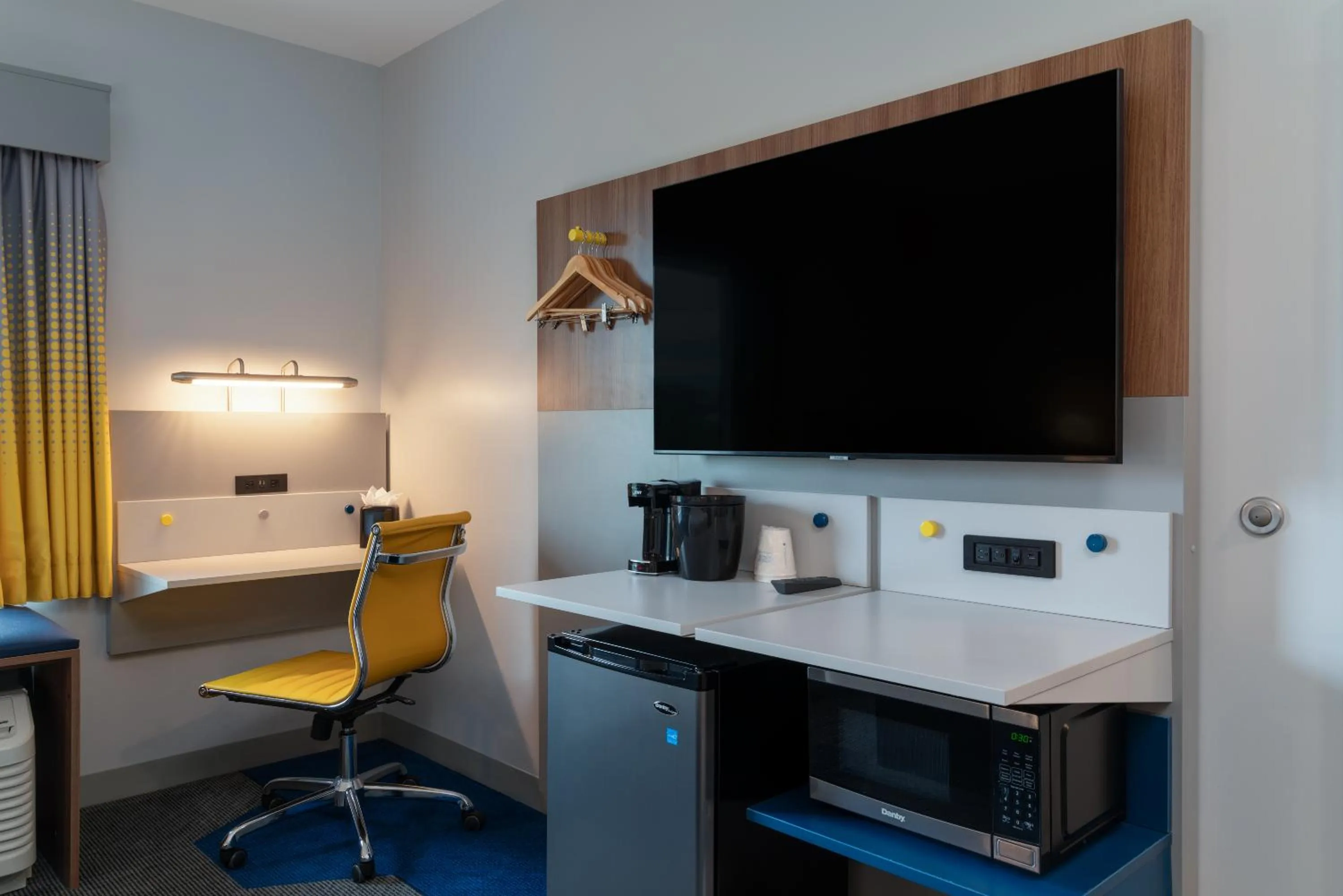 TV and multimedia in Microtel Inn & Suites by Wyndham Winchester