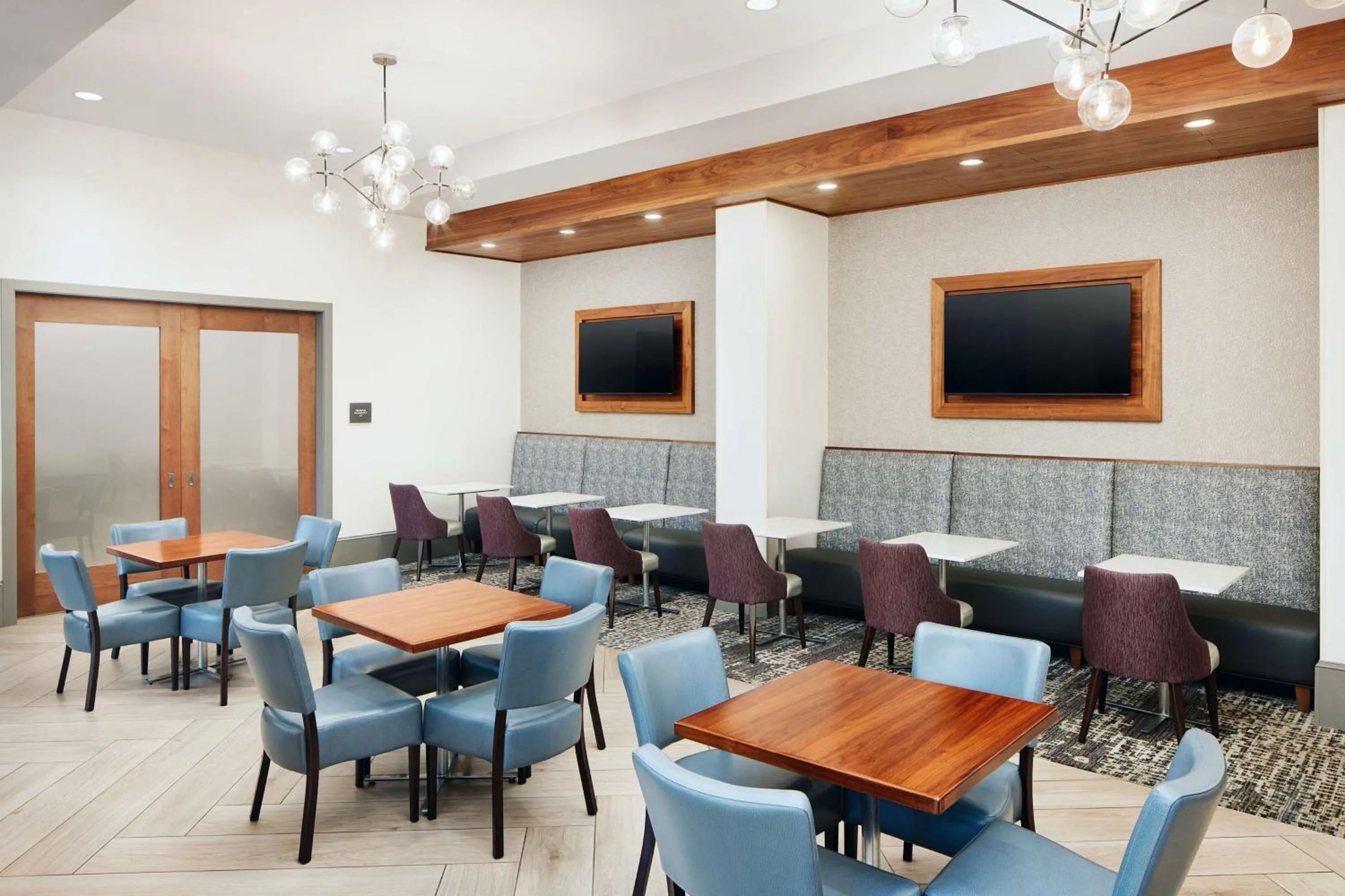 Breakfast in Embassy Suites By Hilton Atlanta Airport North