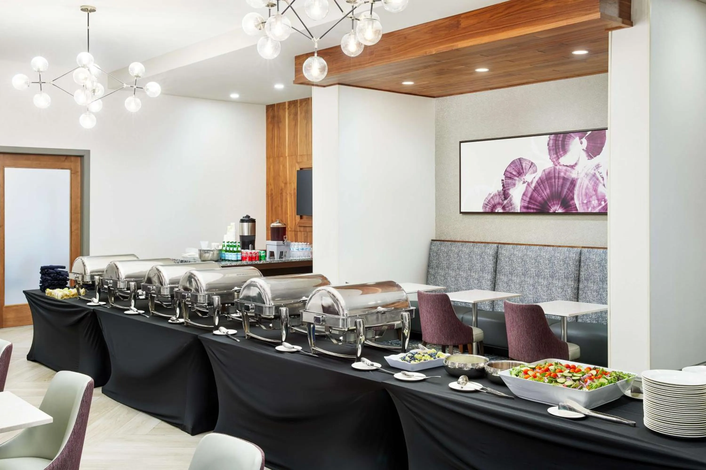 Restaurant/places to eat in Embassy Suites By Hilton Atlanta Airport North