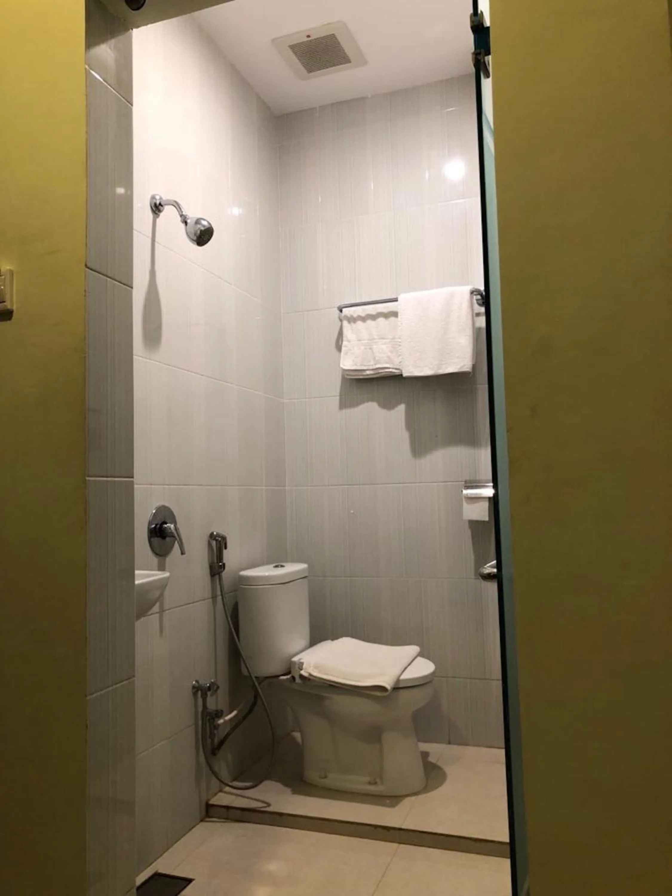 Shower in Kirei Hotel