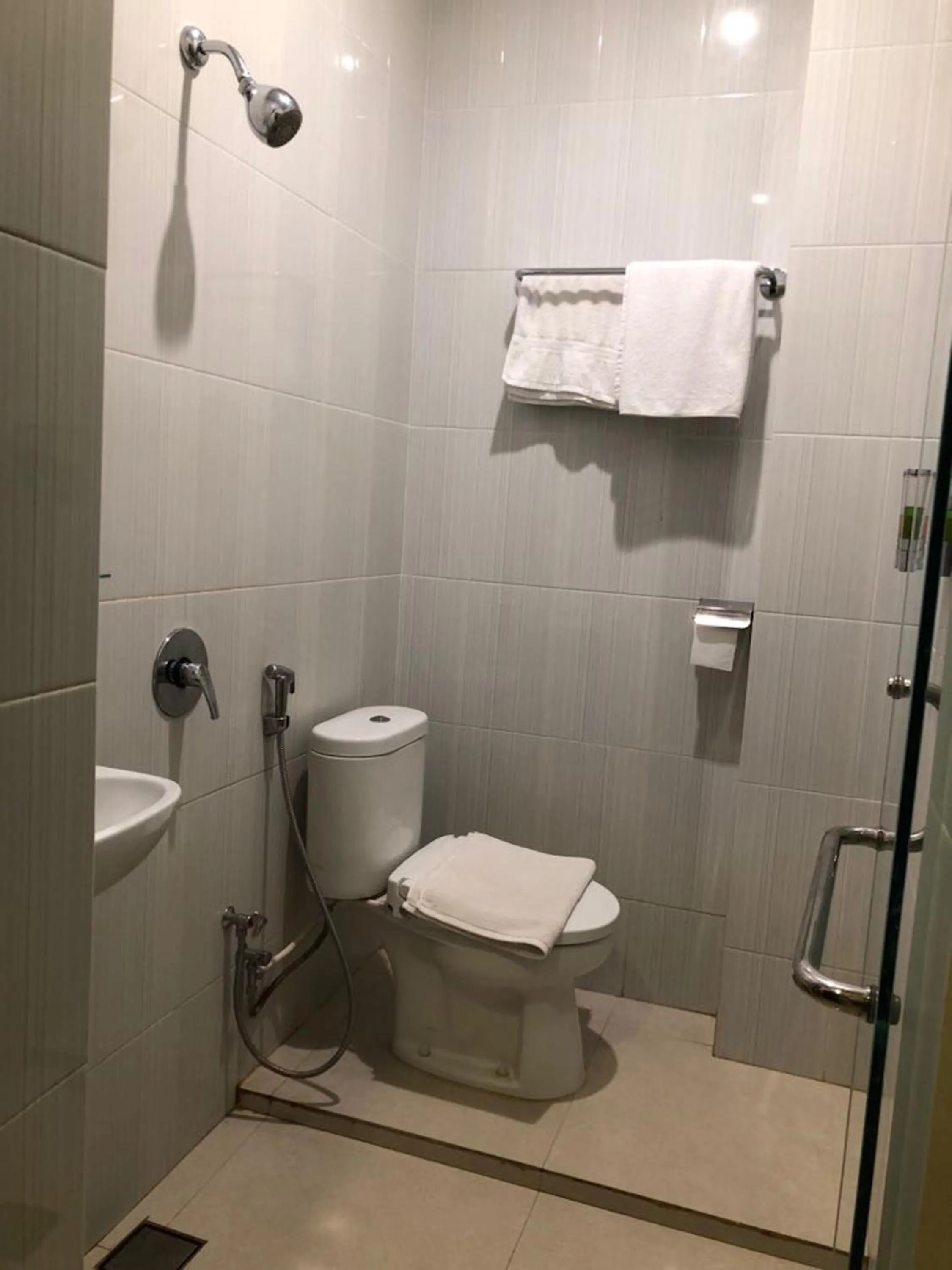 Shower in Kirei Hotel