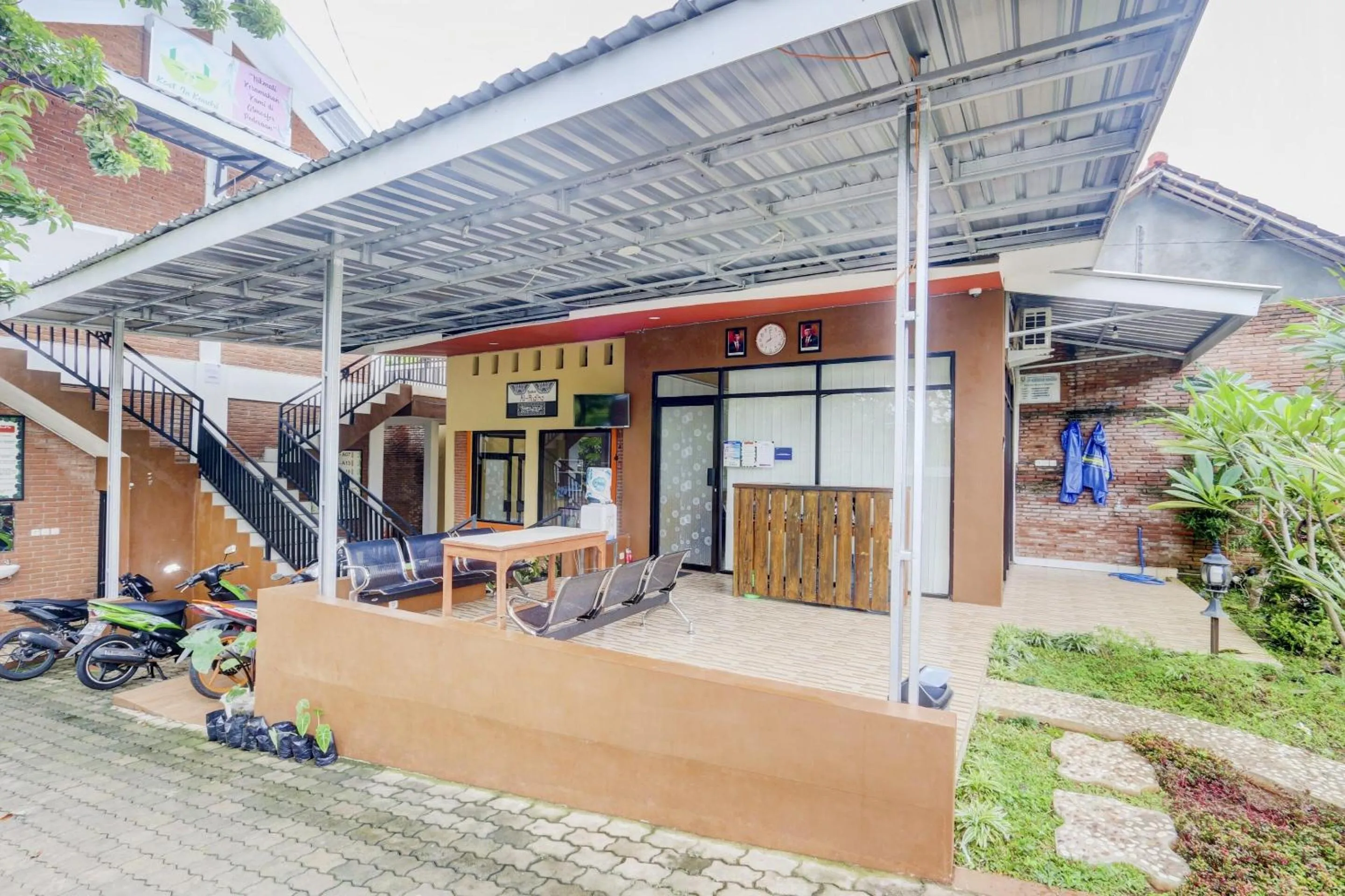 Facade/entrance in Hotel O D Kost In Kandri Semarang