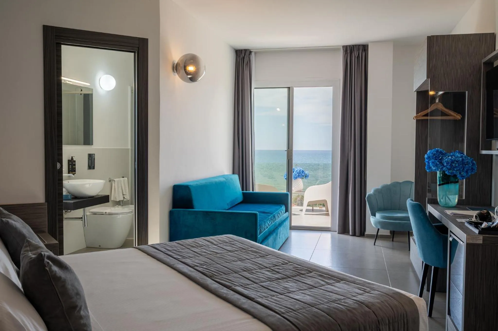 Bed in Resort La Battigia Beach & Spa