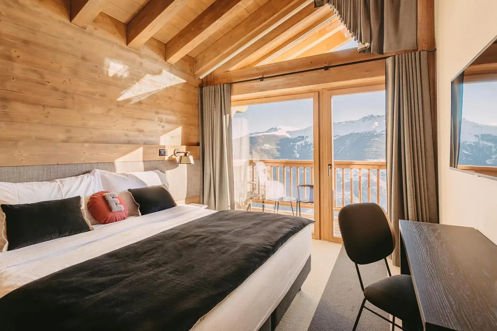 King Room with Balcony in Eringer Hotel King Room with Balcony in Eringer Hotel