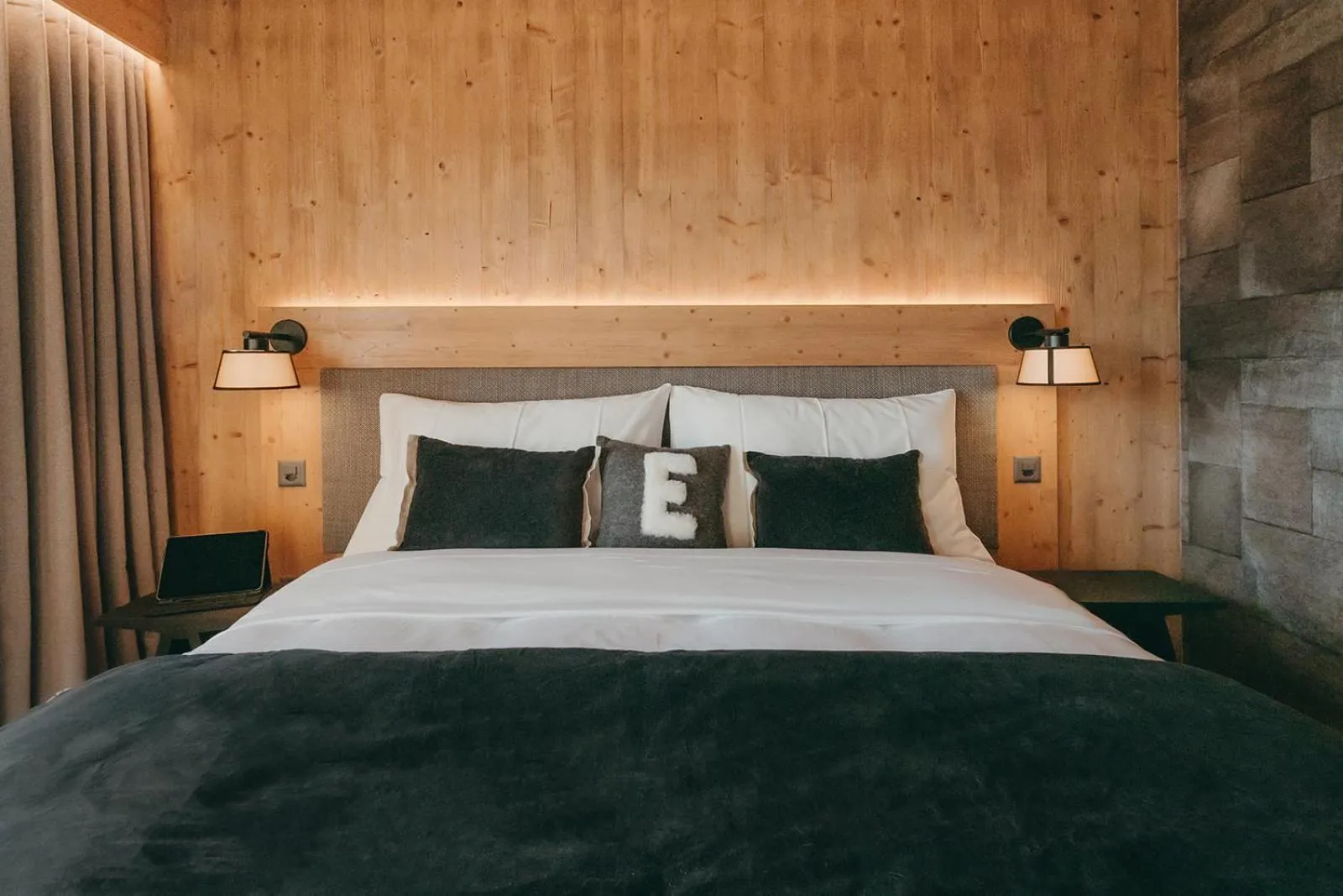 Photo of the whole room, Bed in Eringer Hotel