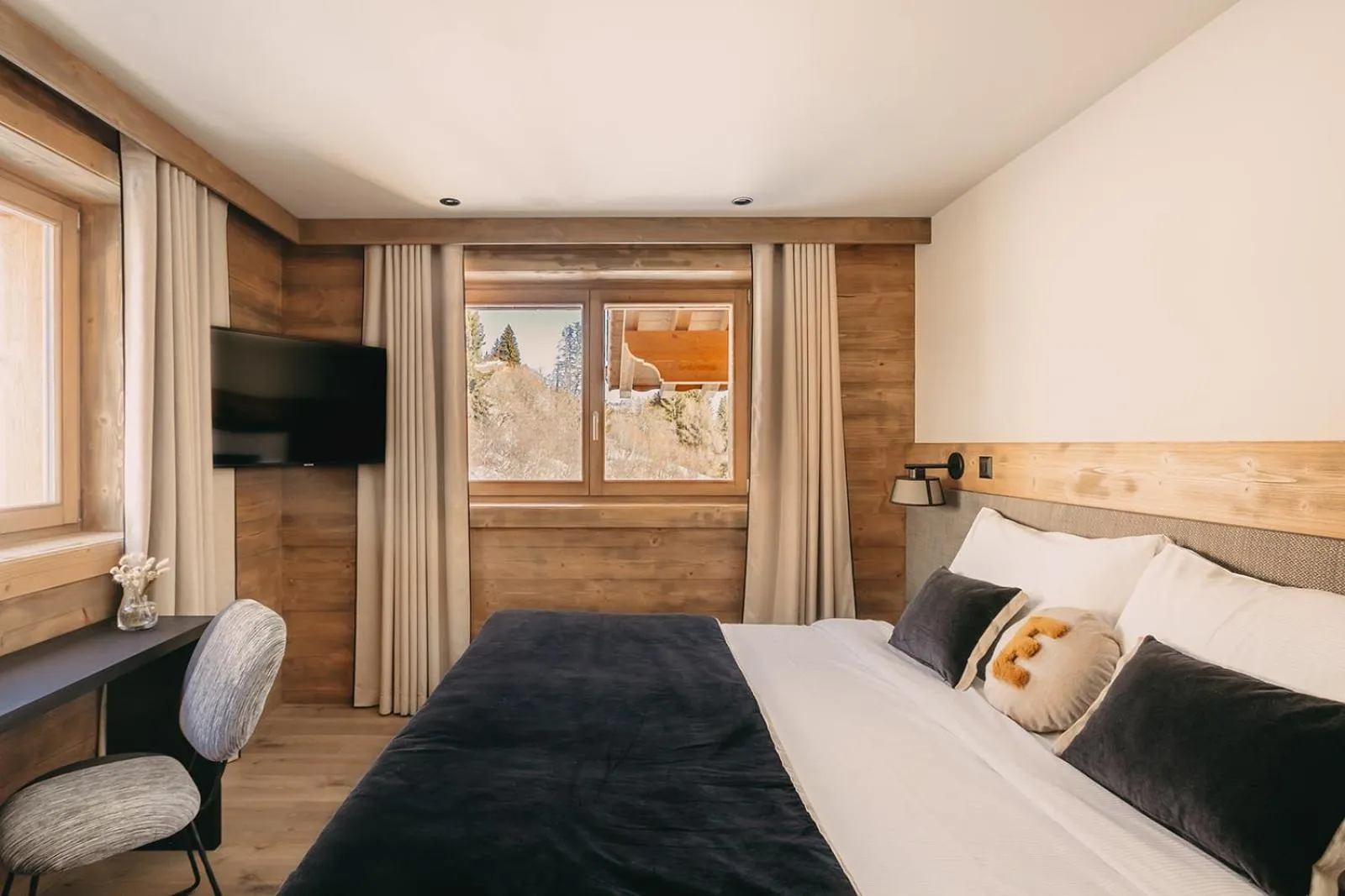 Photo of the whole room, Bed in Eringer Hotel