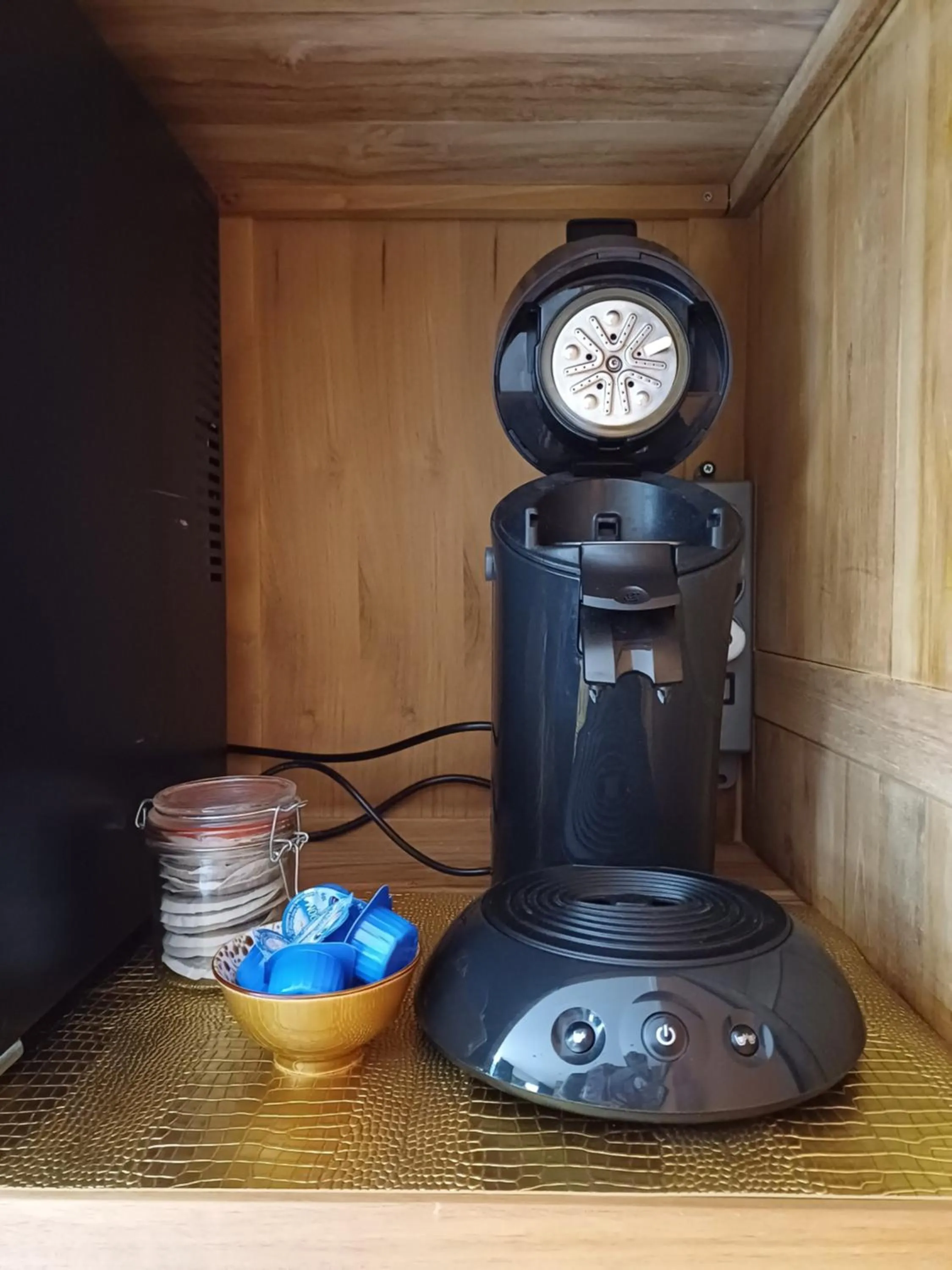 Coffee/tea facilities in East Meets West Bed and Breakfast