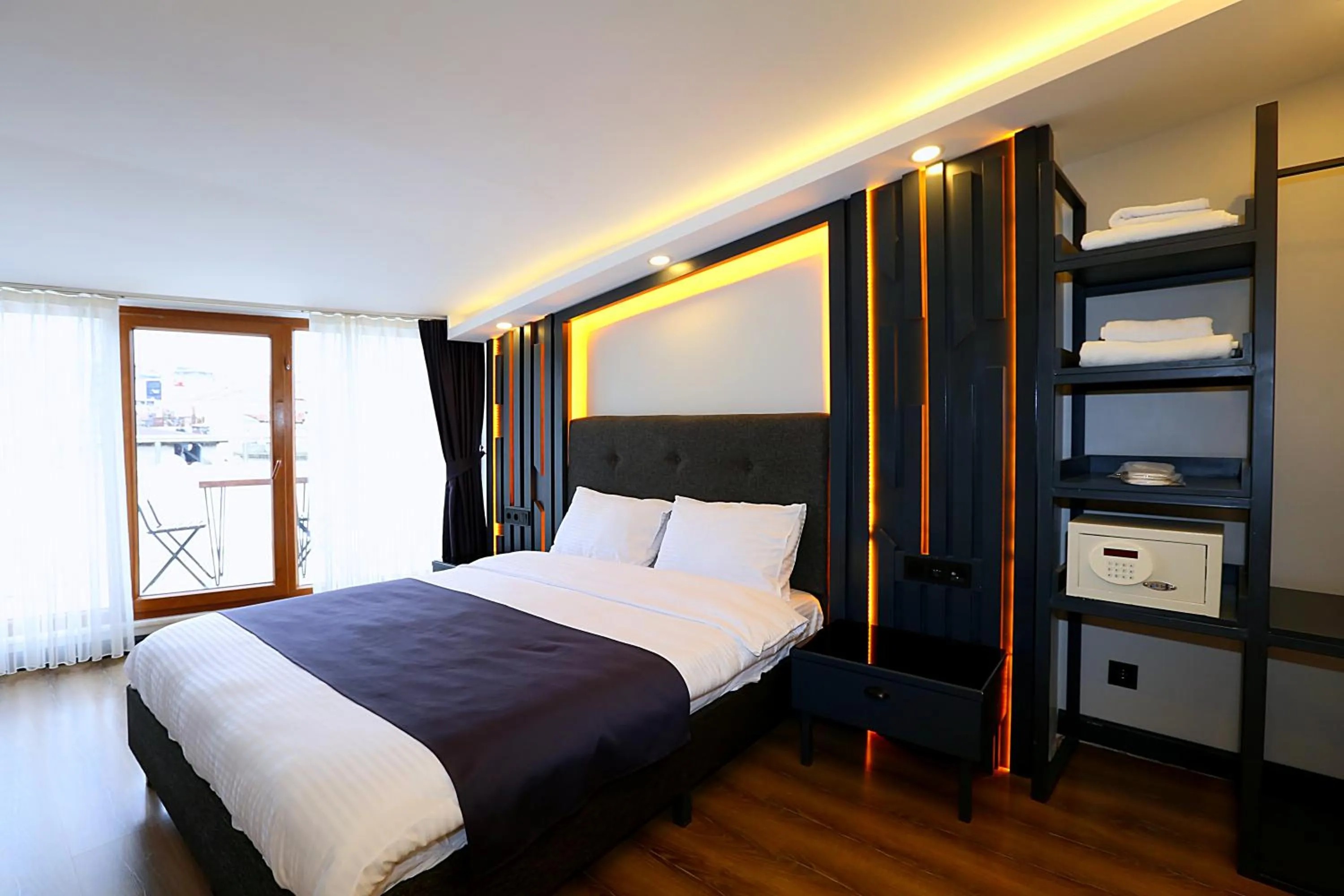 Bed in Istanbul Taksim Galata Tower King Suites and Hotel