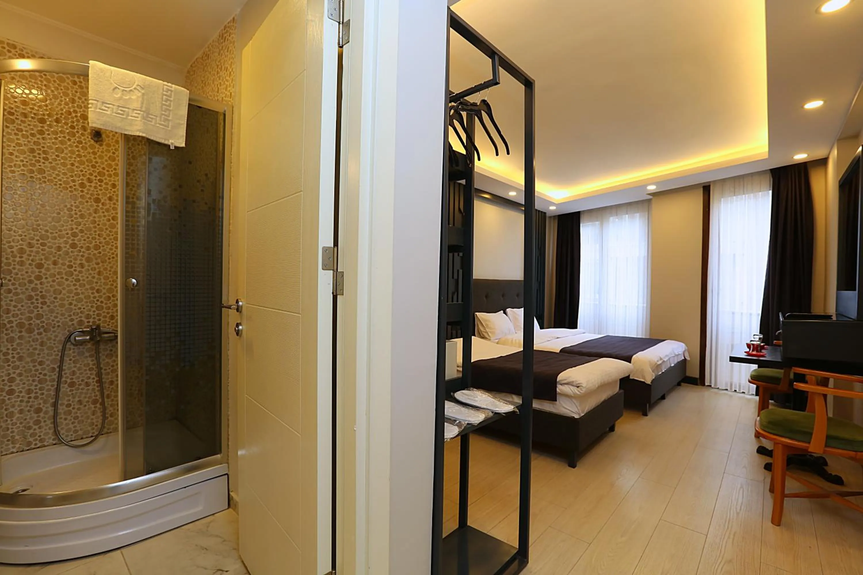 Shower, Bed in Istanbul Taksim Galata Tower King Suites and Hotel