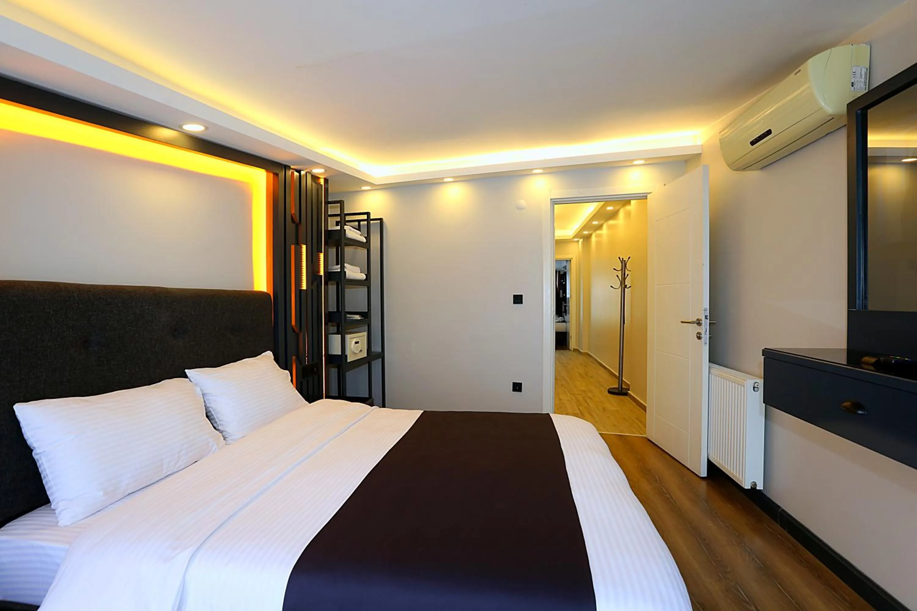 Bed in Istanbul Taksim Galata Tower King Suites and Hotel