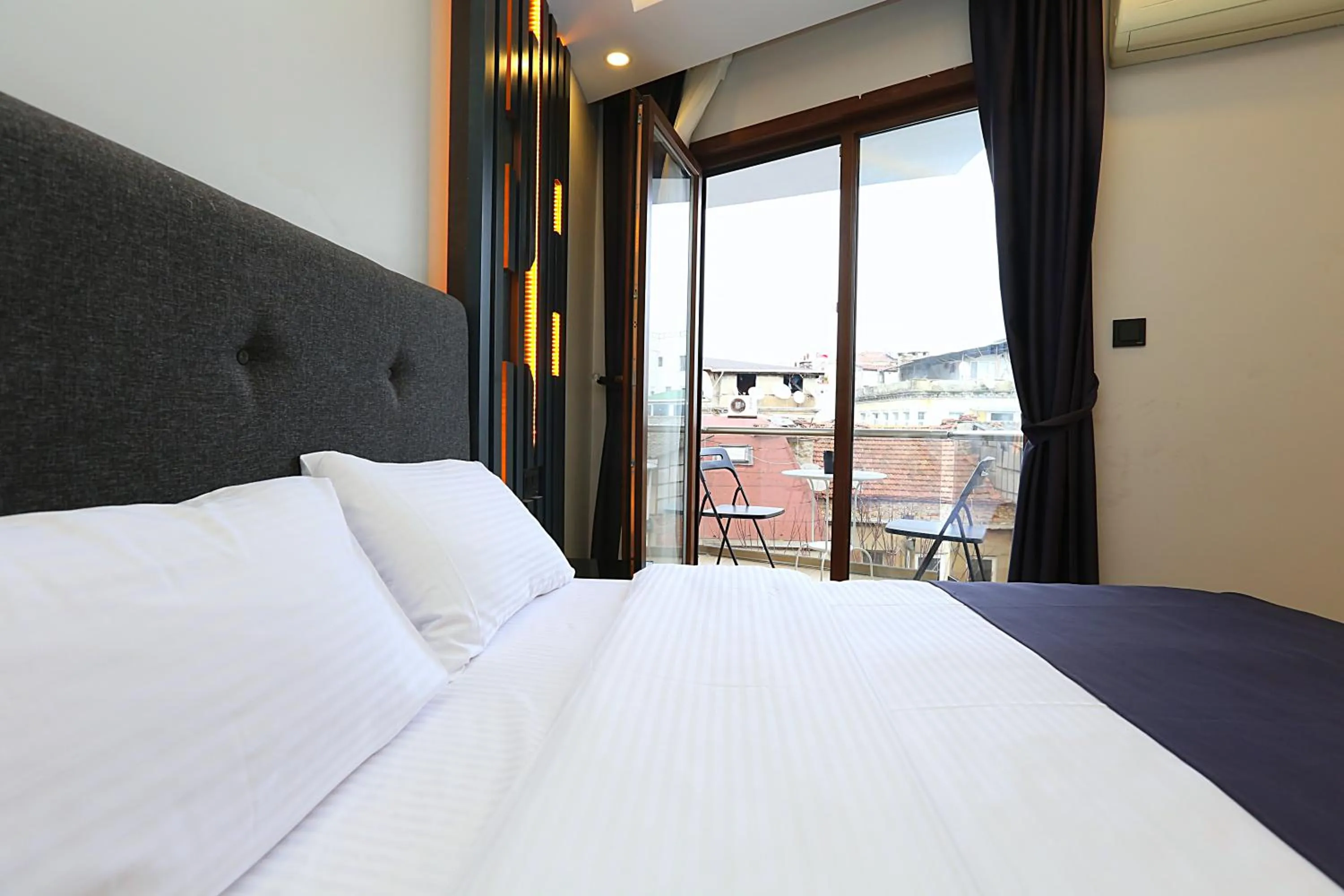 Bed in Istanbul Taksim Galata Tower King Suites and Hotel