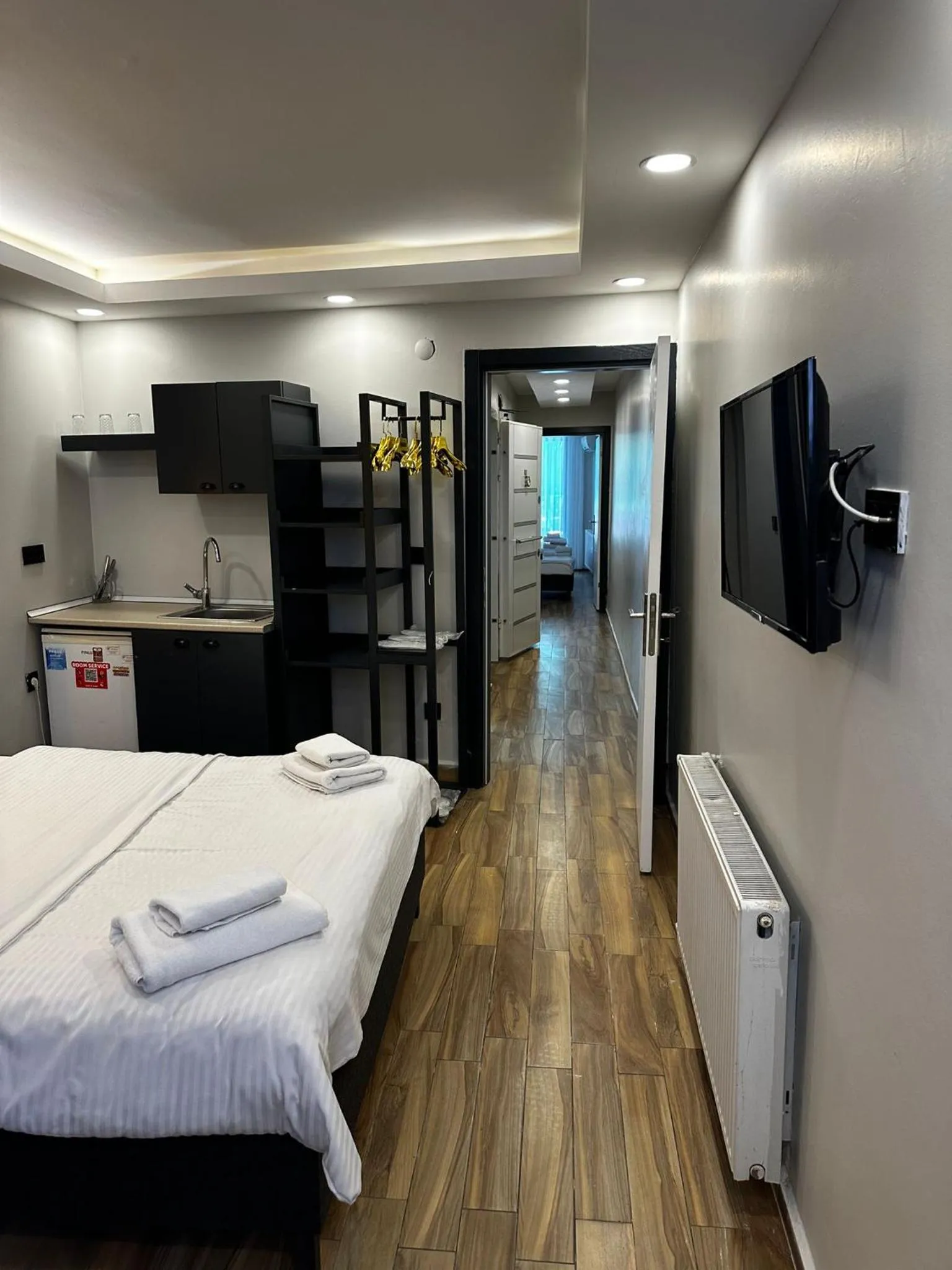 Communal lounge/ TV room, Bed in Istanbul Taksim Galata Tower King Suites and Hotel