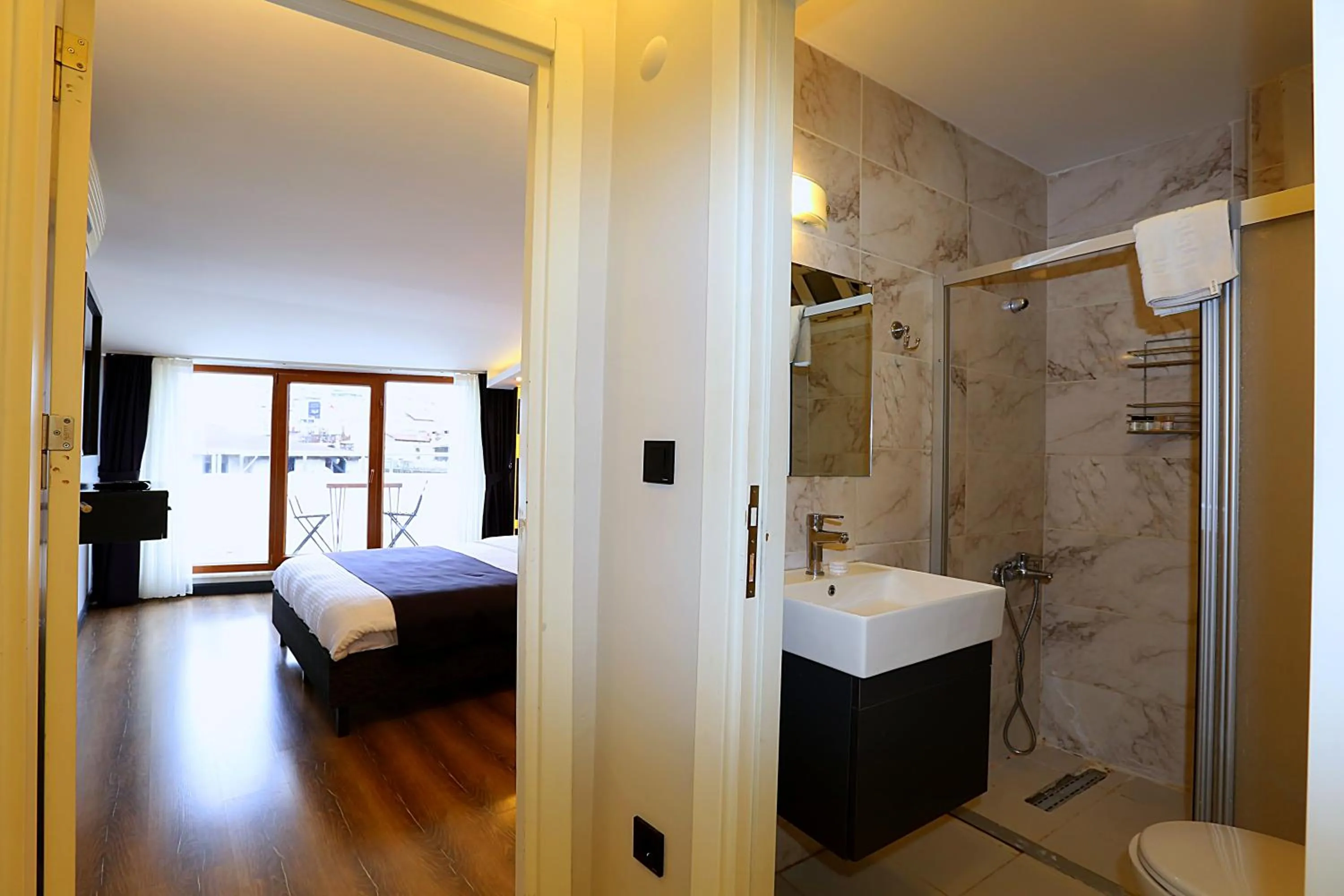 Shower, Bed in Istanbul Taksim Galata Tower King Suites and Hotel