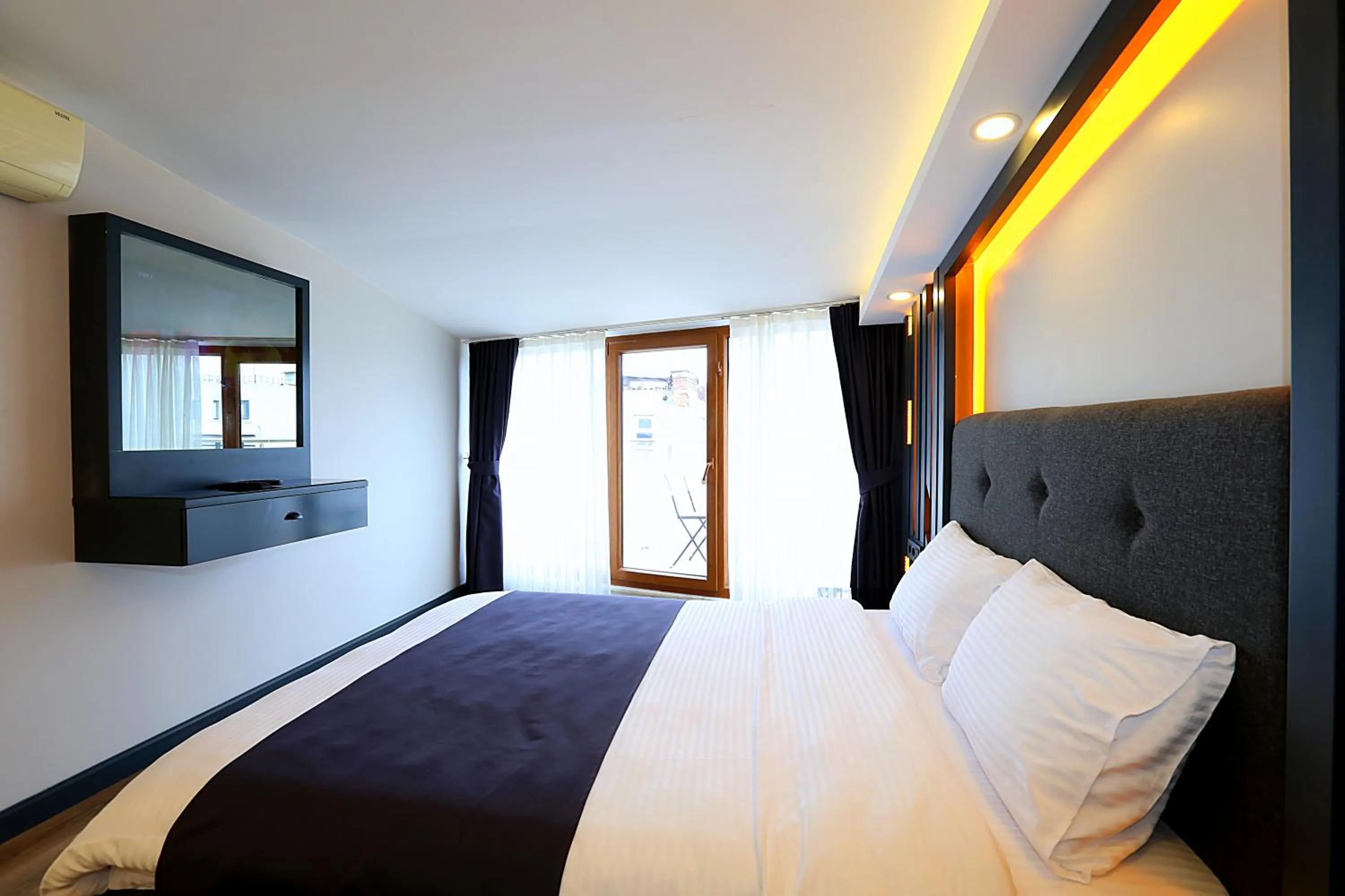 Bed in Istanbul Taksim Galata Tower King Suites and Hotel