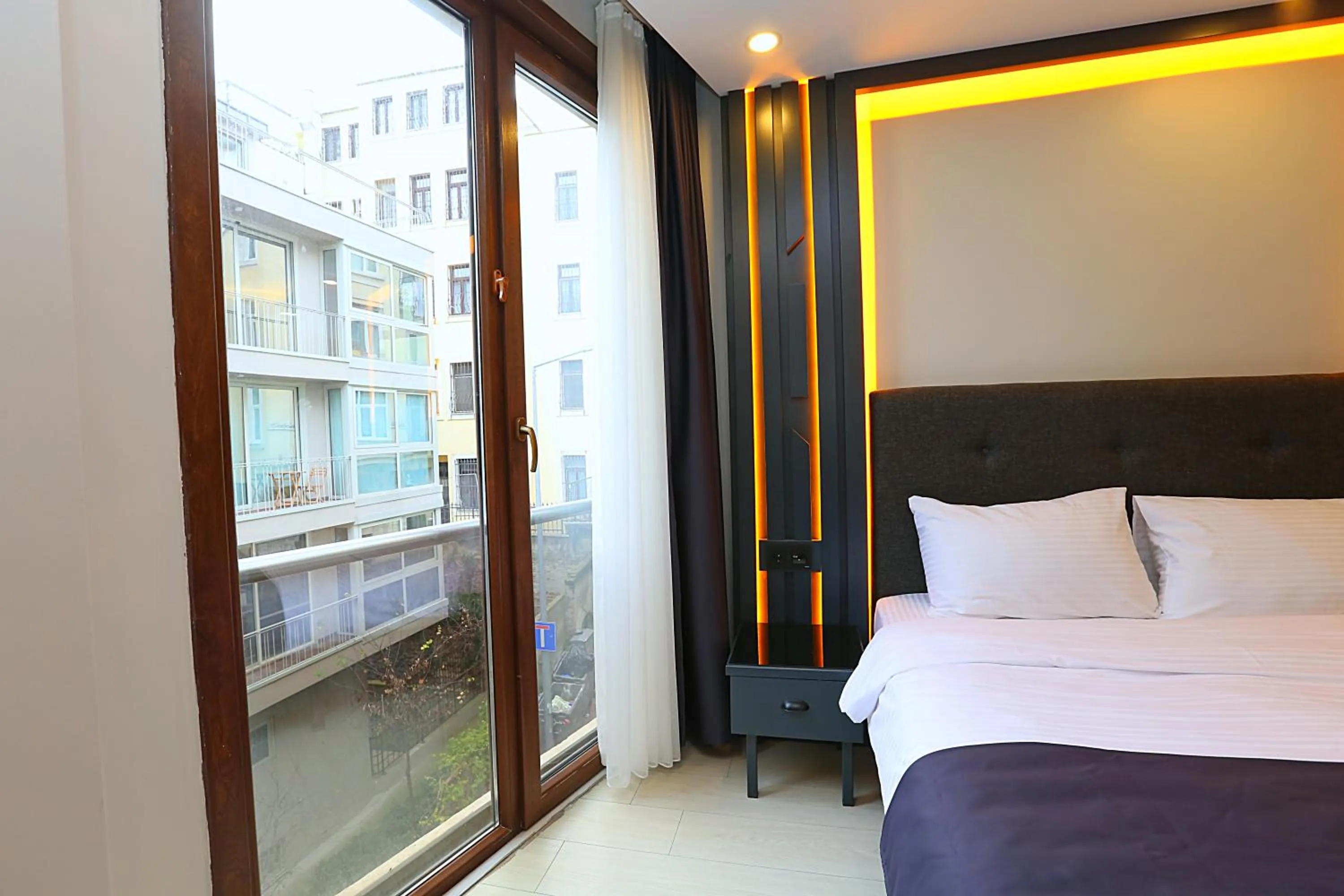 Bed in Istanbul Taksim Galata Tower King Suites and Hotel