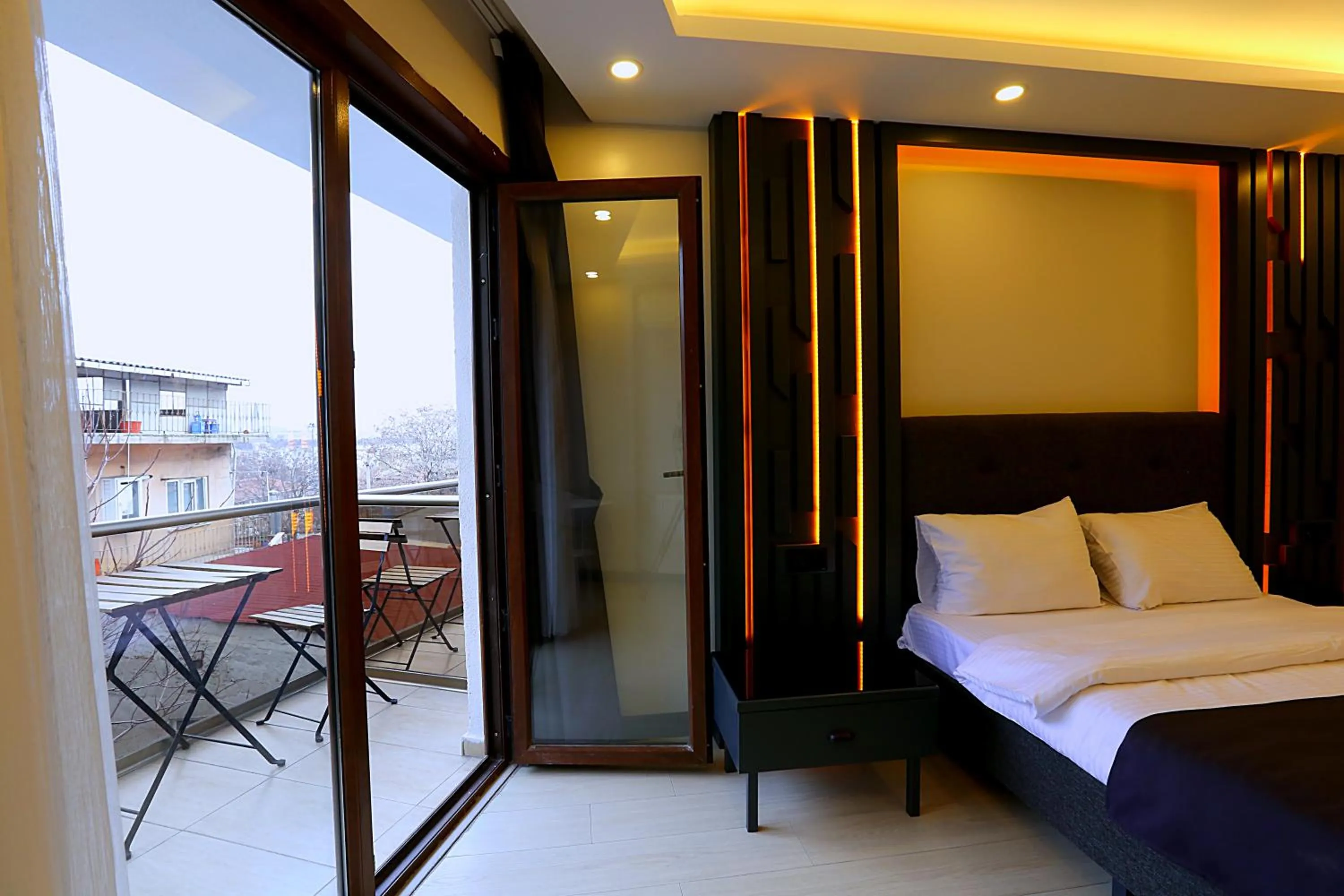 Balcony/Terrace, Bed in Istanbul Taksim Galata Tower King Suites and Hotel