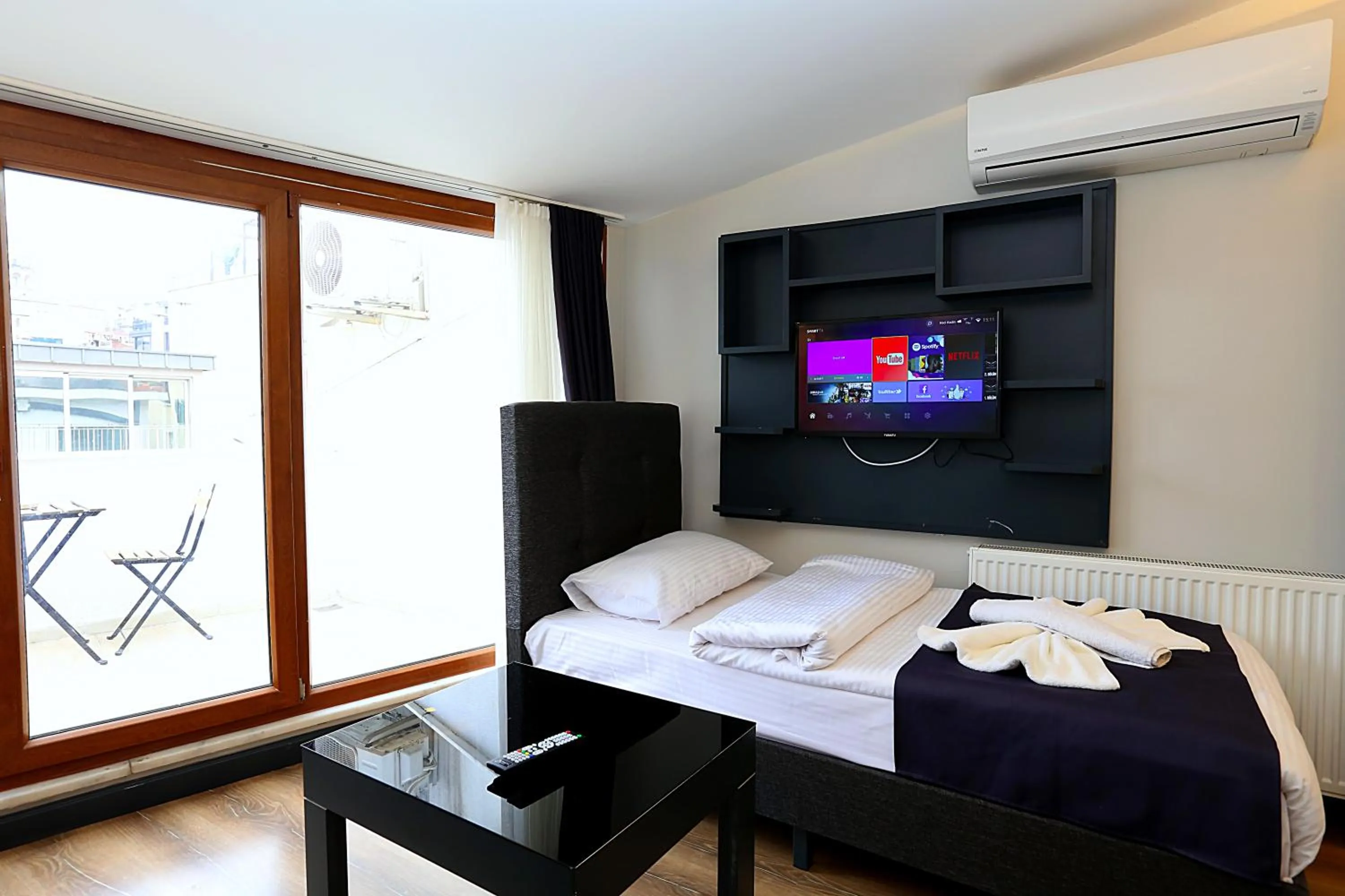 Communal lounge/ TV room, Bed in Istanbul Taksim Galata Tower King Suites and Hotel