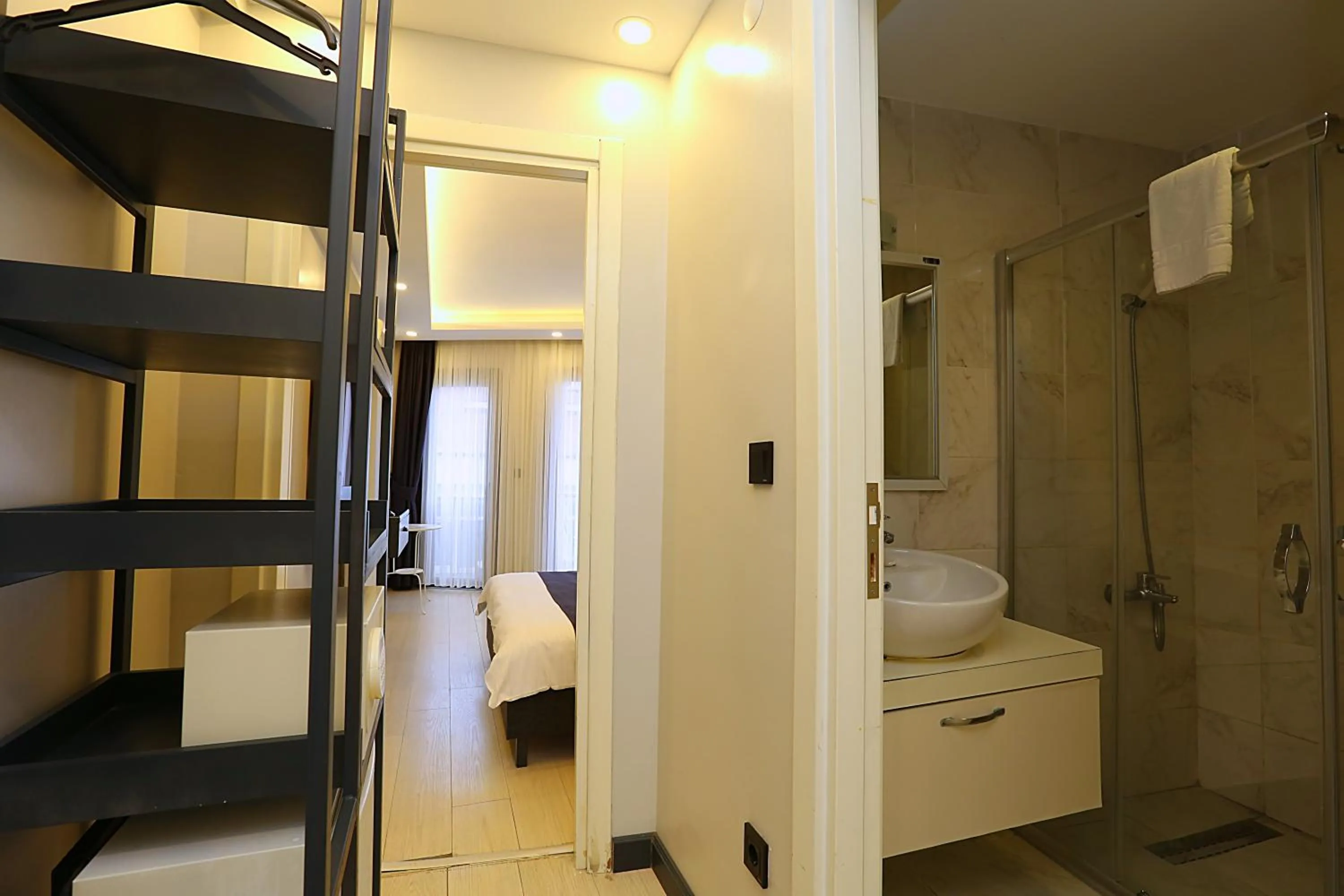 Shower, Bed in Istanbul Taksim Galata Tower King Suites and Hotel
