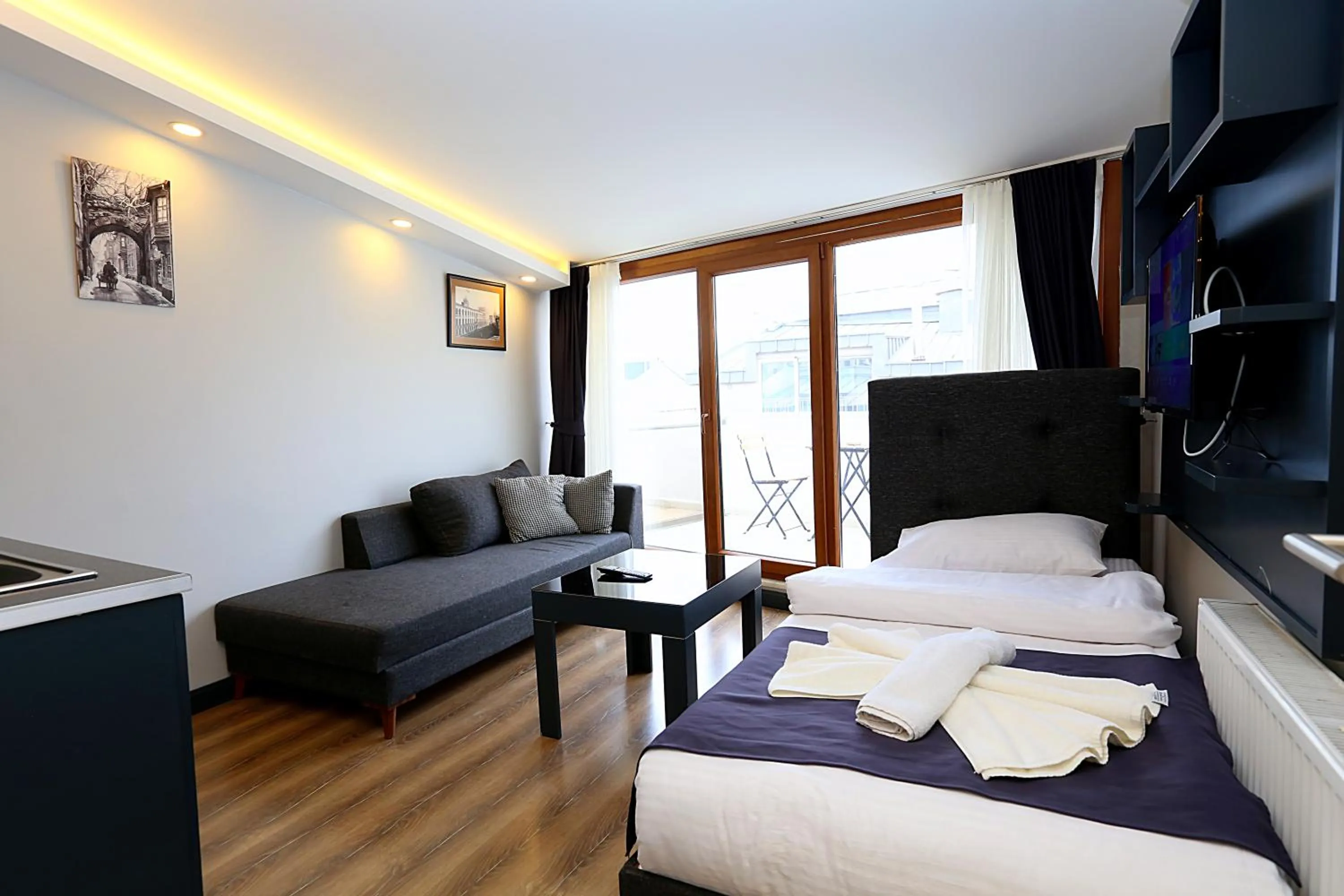 Bed in Istanbul Taksim Galata Tower King Suites and Hotel