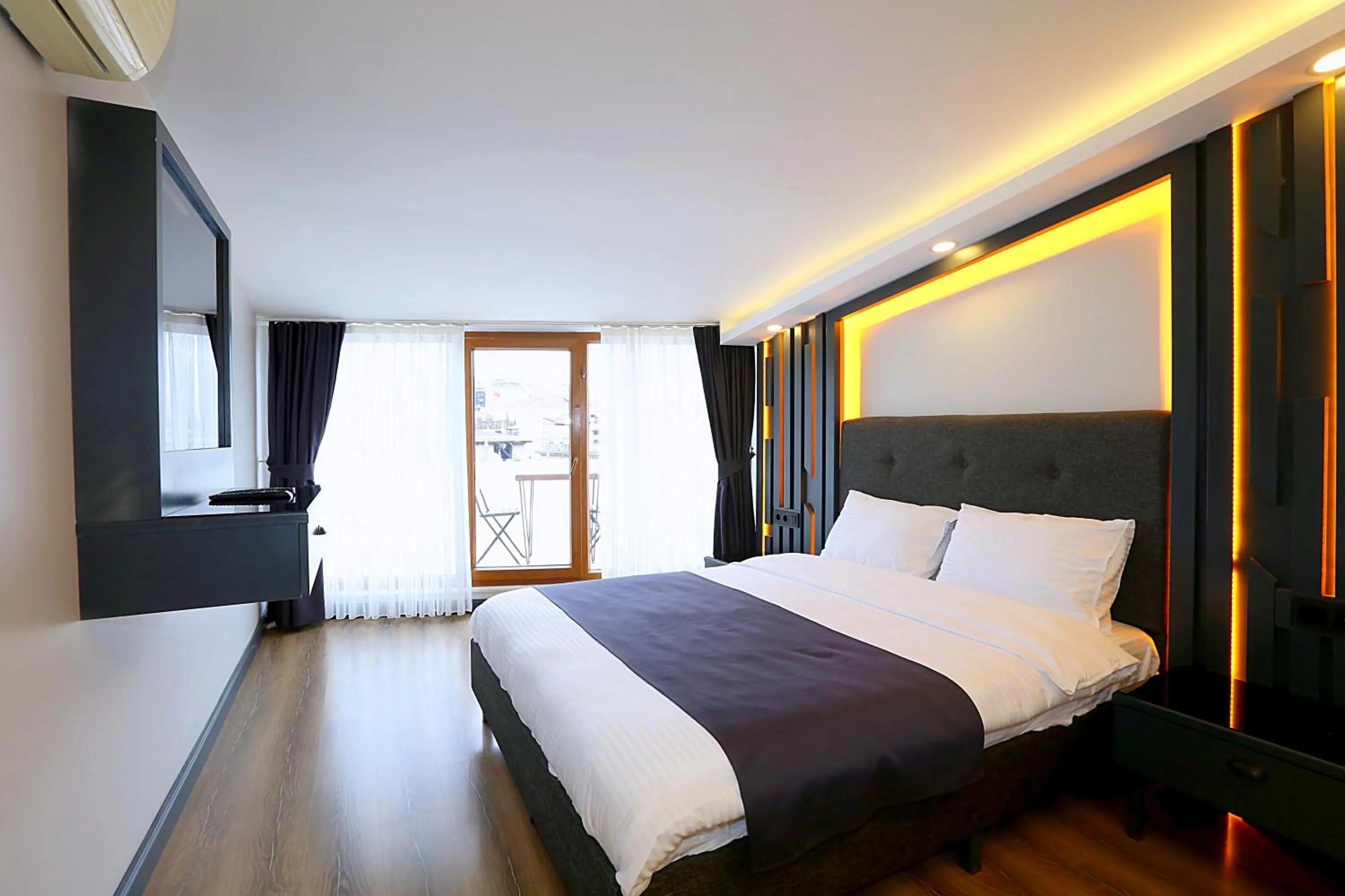 Bed in Istanbul Taksim Galata Tower King Suites and Hotel