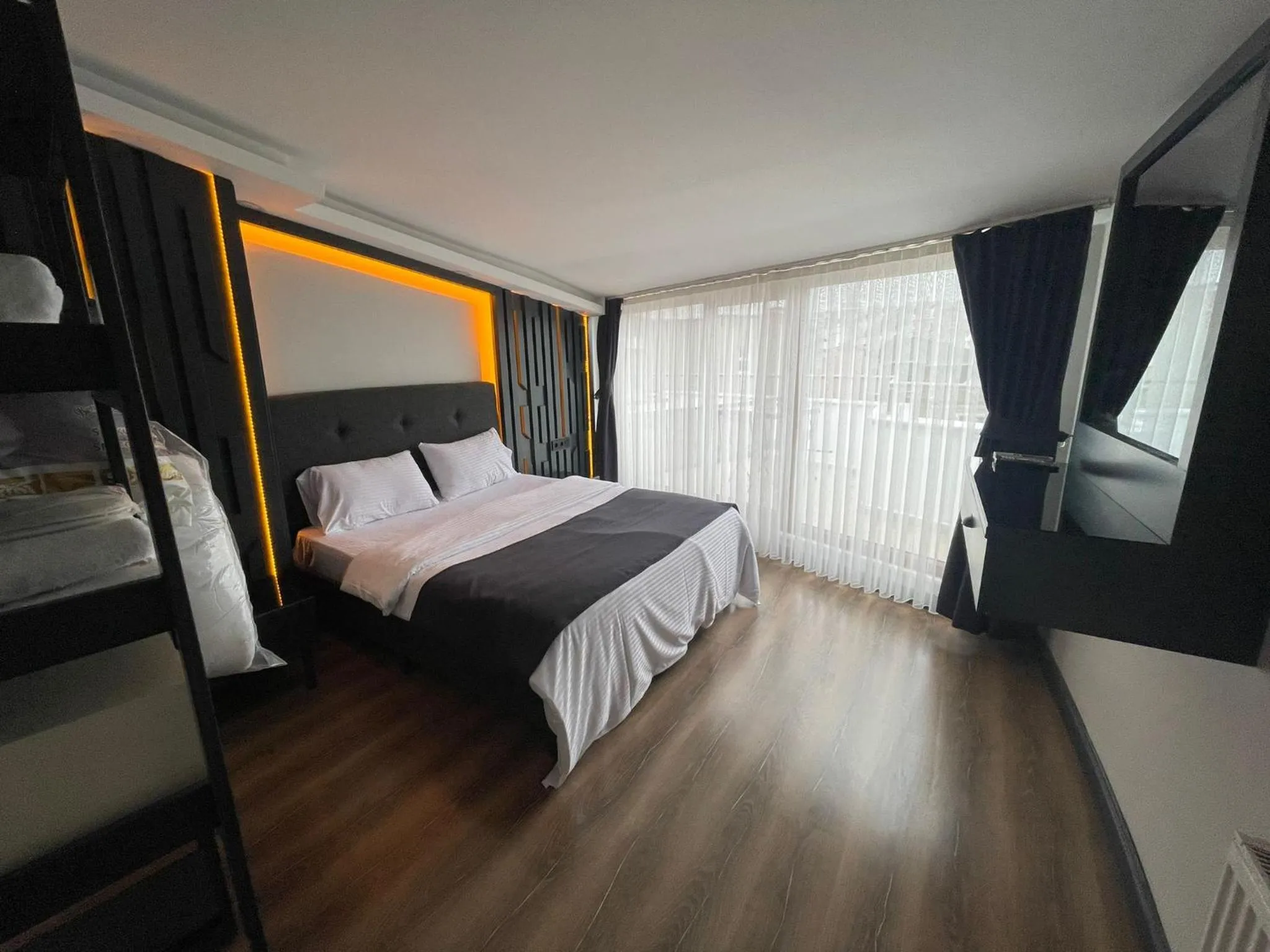 Communal lounge/ TV room, Bed in Istanbul Taksim Galata Tower King Suites and Hotel