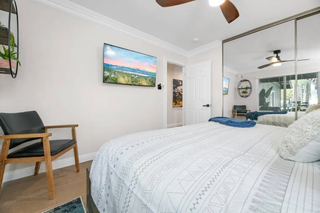 Bed in Modern Split Level Cabin -Hot Tub & Game Room