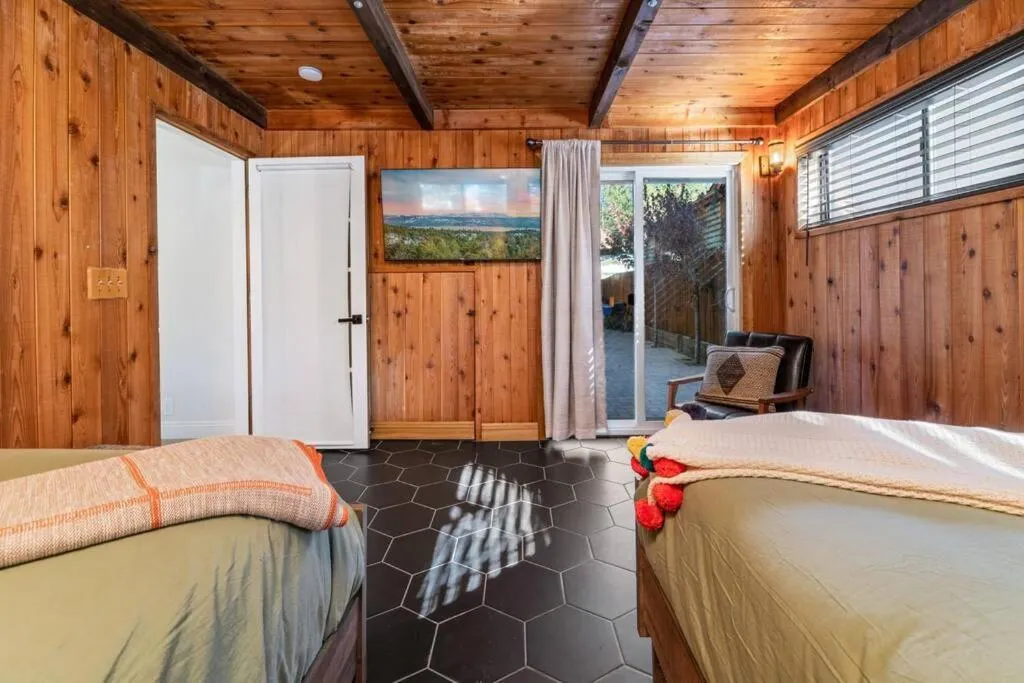 Bed in Modern Split Level Cabin -Hot Tub & Game Room