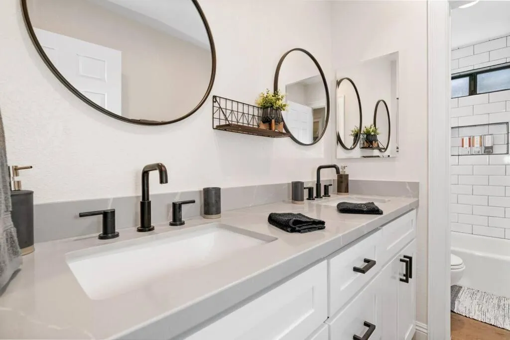 Modern Split Level Cabin -Hot Tub & Game Room