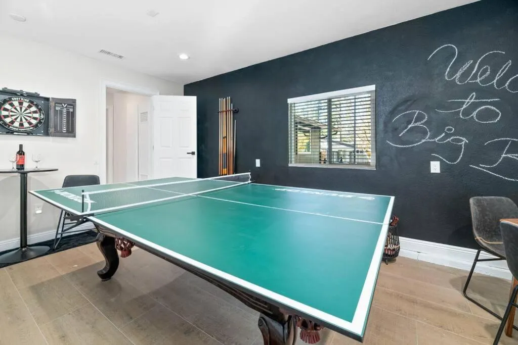 Modern Split Level Cabin -Hot Tub & Game Room