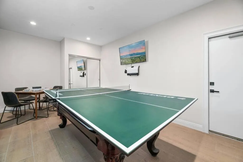 Modern Split Level Cabin -Hot Tub & Game Room