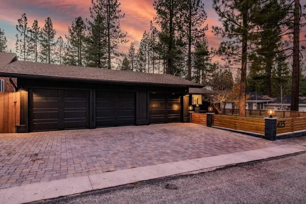 Modern Split Level Cabin -Hot Tub & Game Room