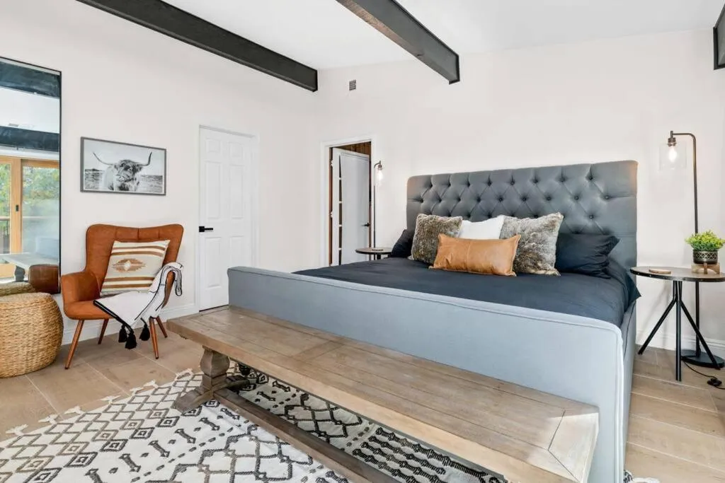 Bed in Modern Split Level Cabin -Hot Tub & Game Room