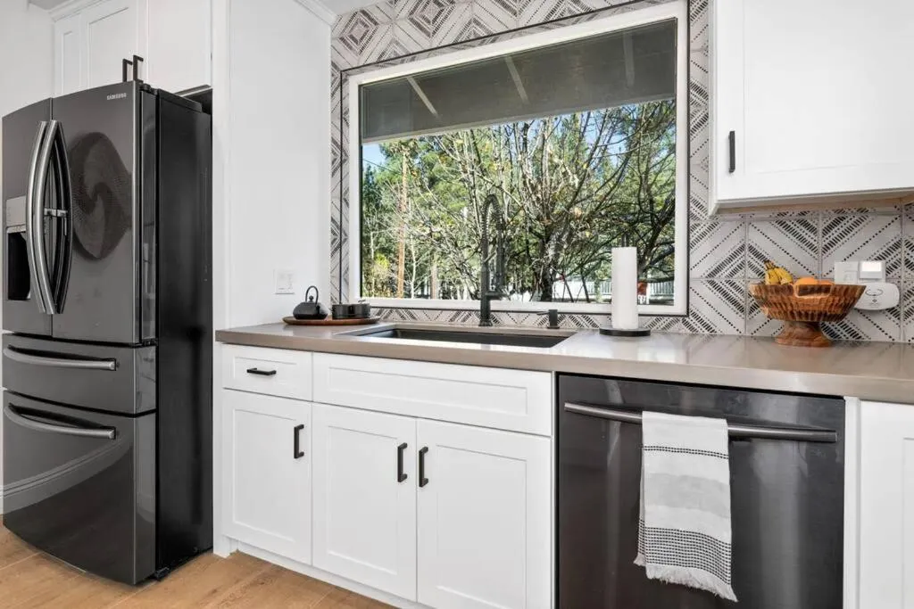 Modern Split Level Cabin -Hot Tub & Game Room