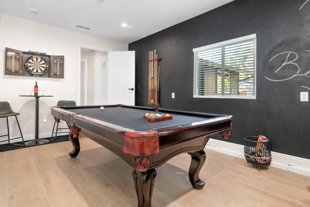 Modern Split Level Cabin -Hot Tub & Game Room