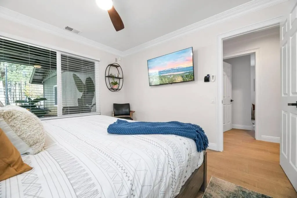 Bed in Modern Split Level Cabin -Hot Tub & Game Room