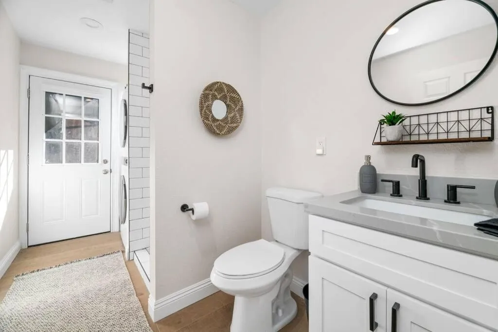 Modern Split Level Cabin -Hot Tub & Game Room