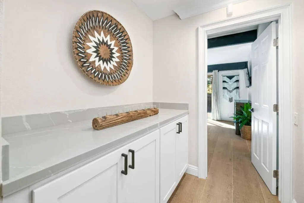 Modern Split Level Cabin -Hot Tub & Game Room