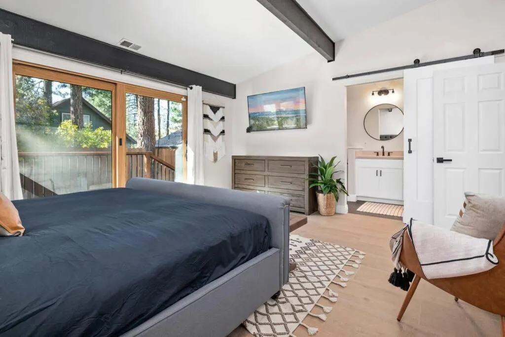 Bed in Modern Split Level Cabin -Hot Tub & Game Room