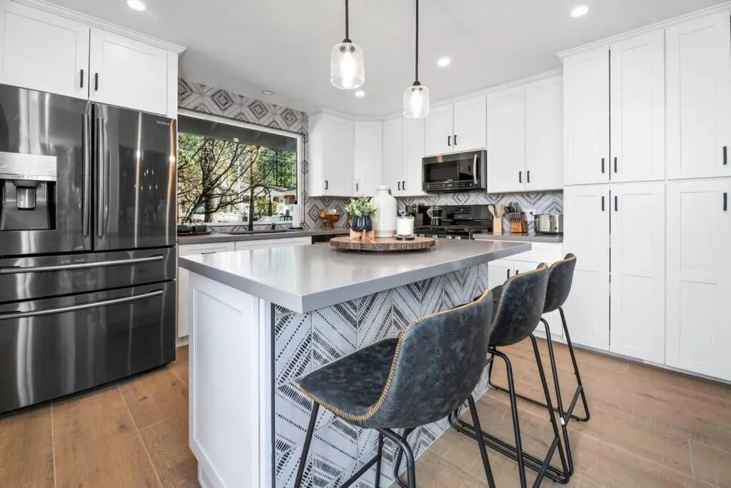 Modern Split Level Cabin -Hot Tub & Game Room