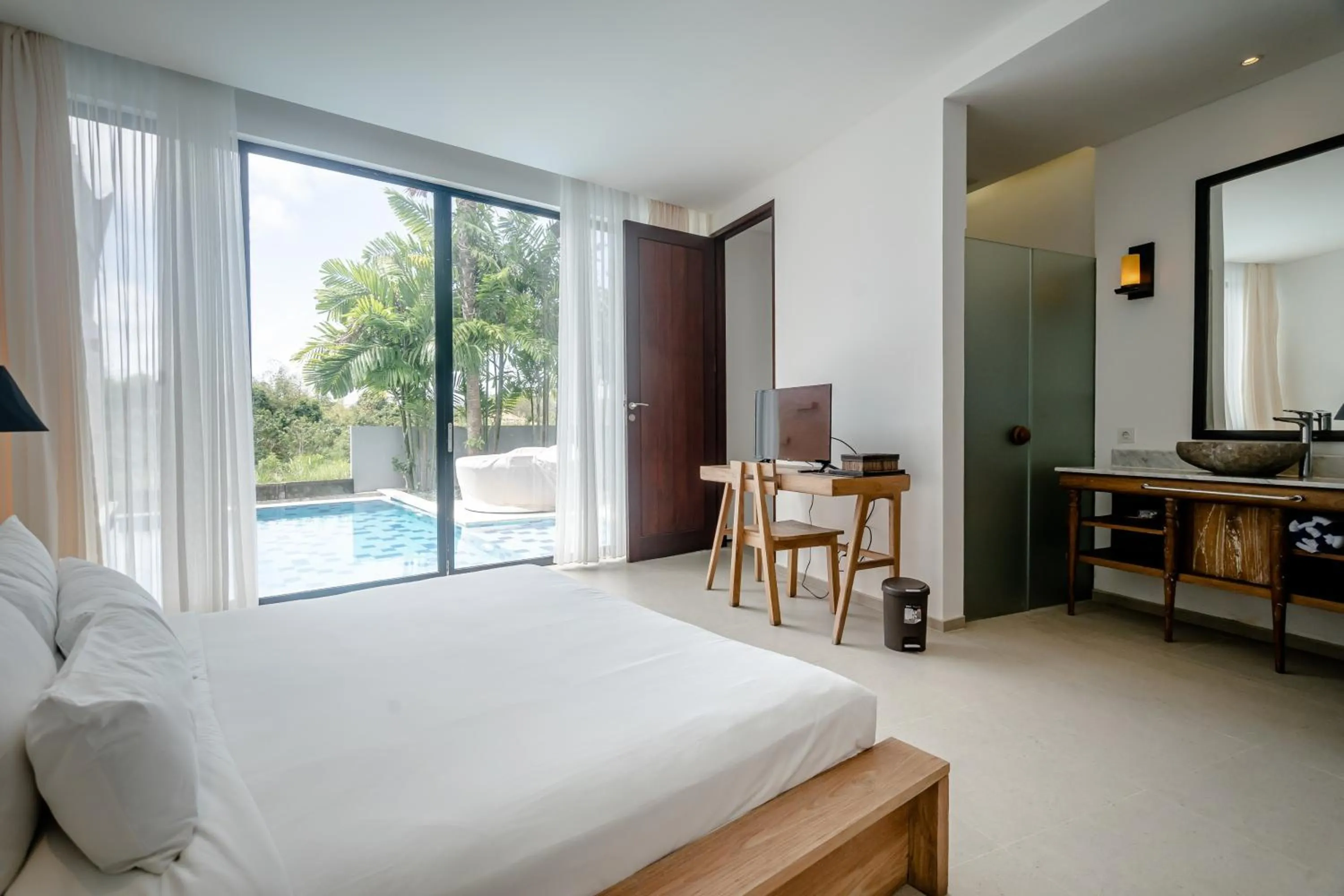 Bathroom, Bed in Gioheven Villa