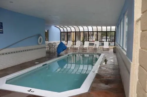Swimming pool in Beachside Inn
