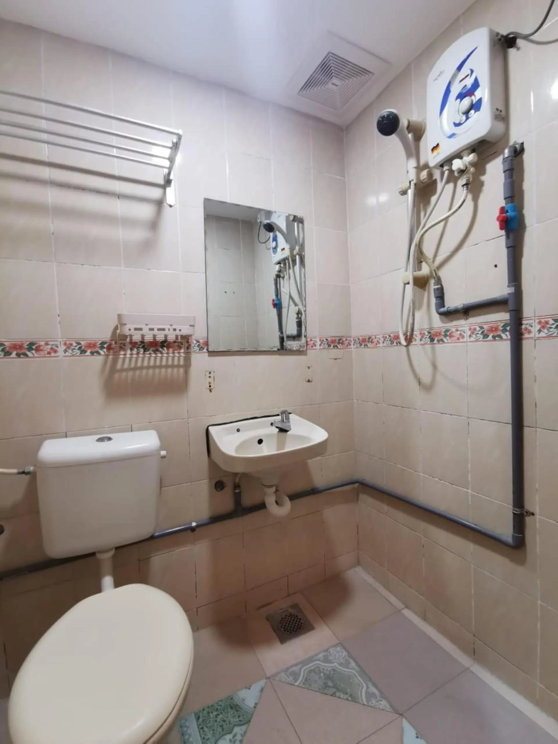 Bathroom in Hotel O My Seven Days Inn