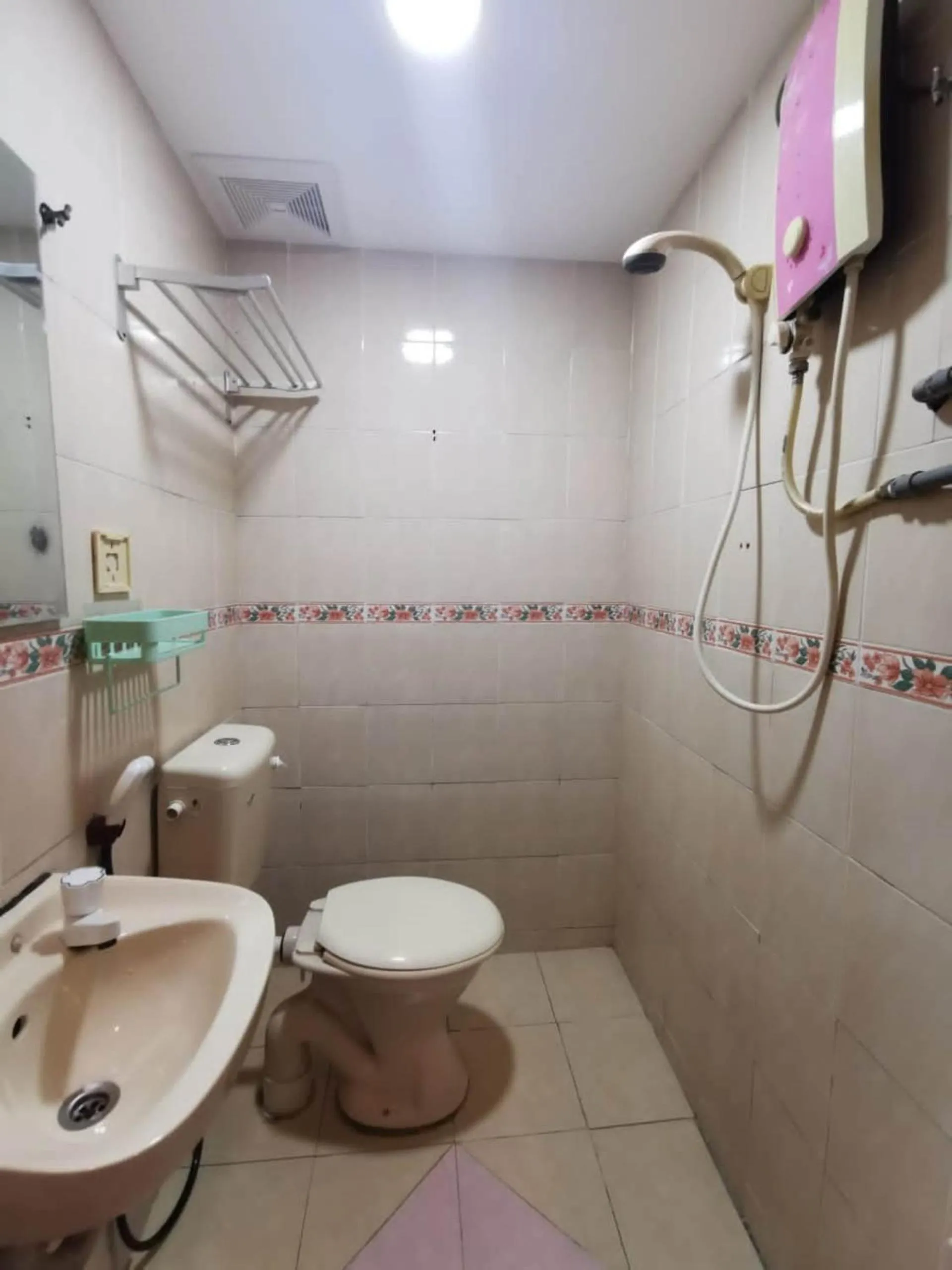 Bathroom in Hotel O My Seven Days Inn