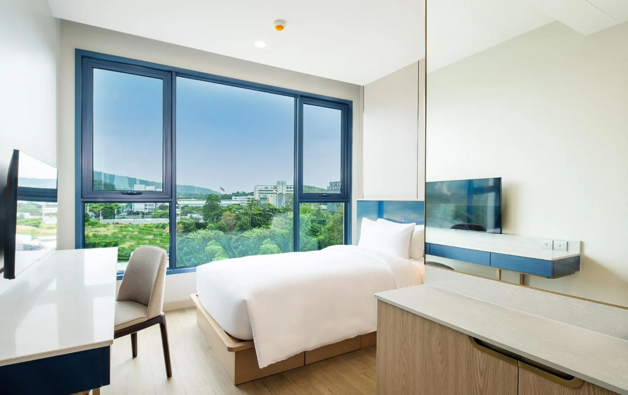 Mountain view, Bed in S Sriracha Hotel & Residence