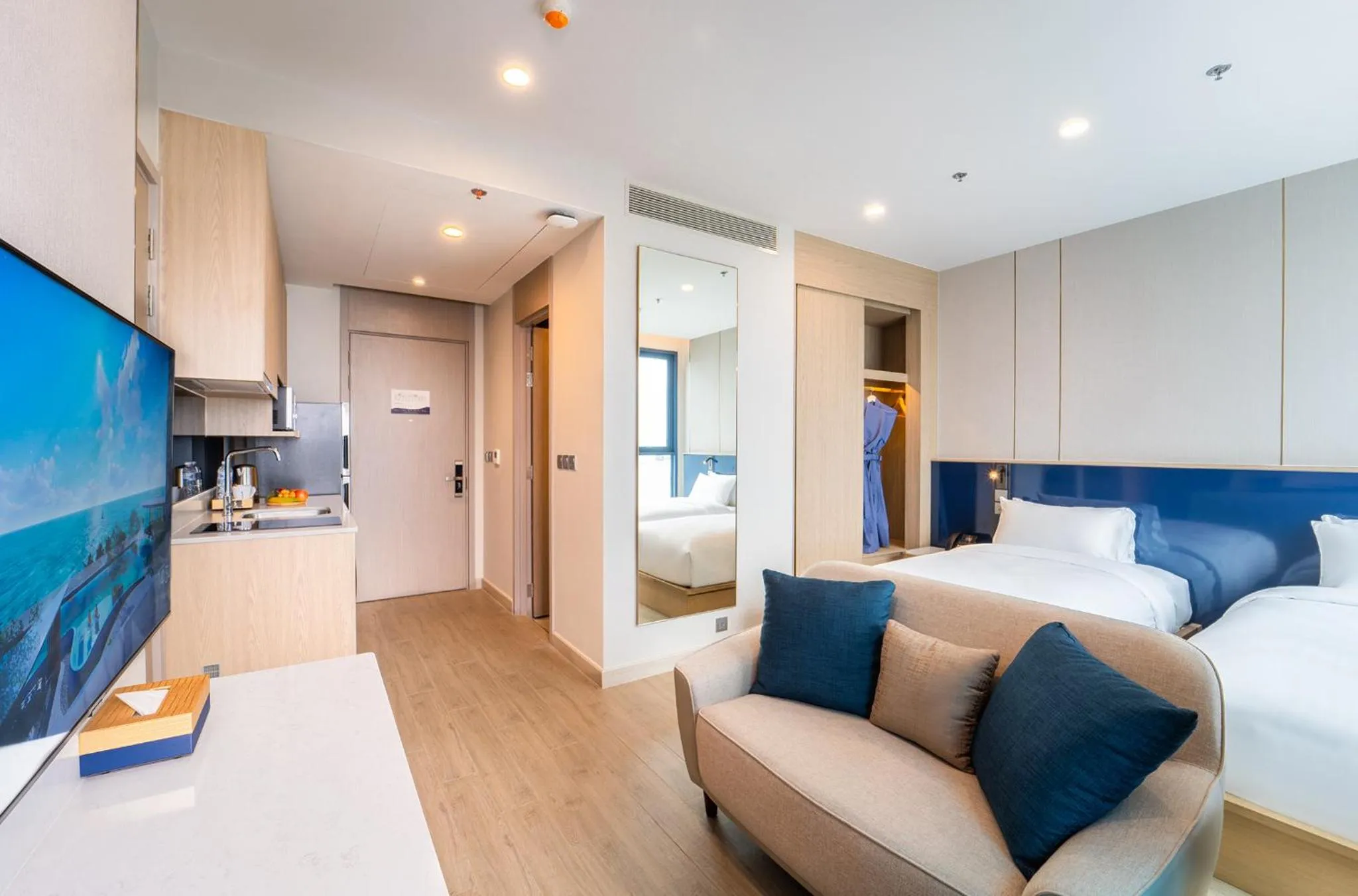 Living room, Bed in S Sriracha Hotel & Residence